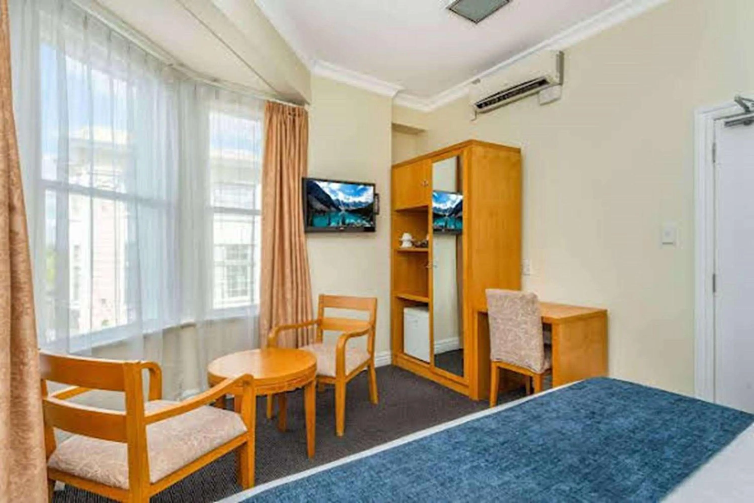 Photo of the whole room in Ramada by Wyndham, Hamilton City Center