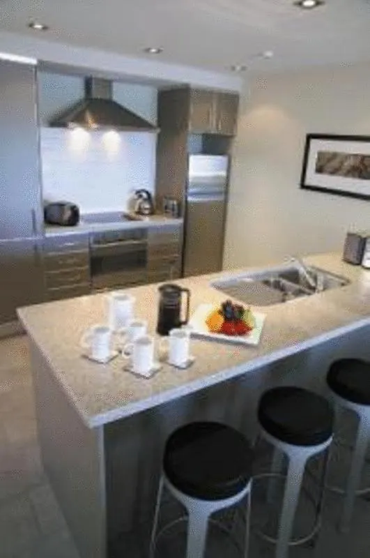 Kitchen or kitchenette in The Waterfront Suites - Heritage Collection