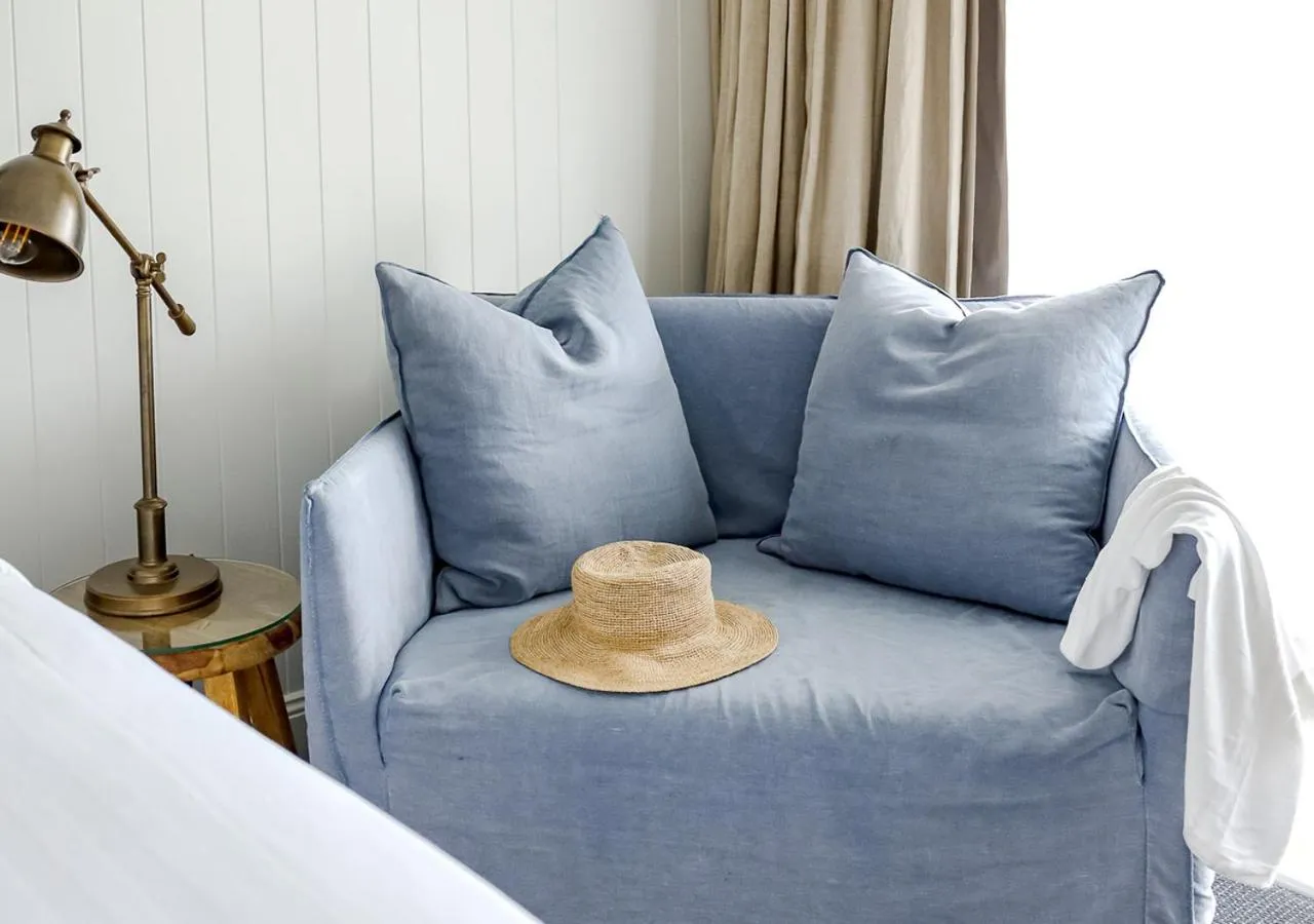 Seating area, Bed in The Lord Byron