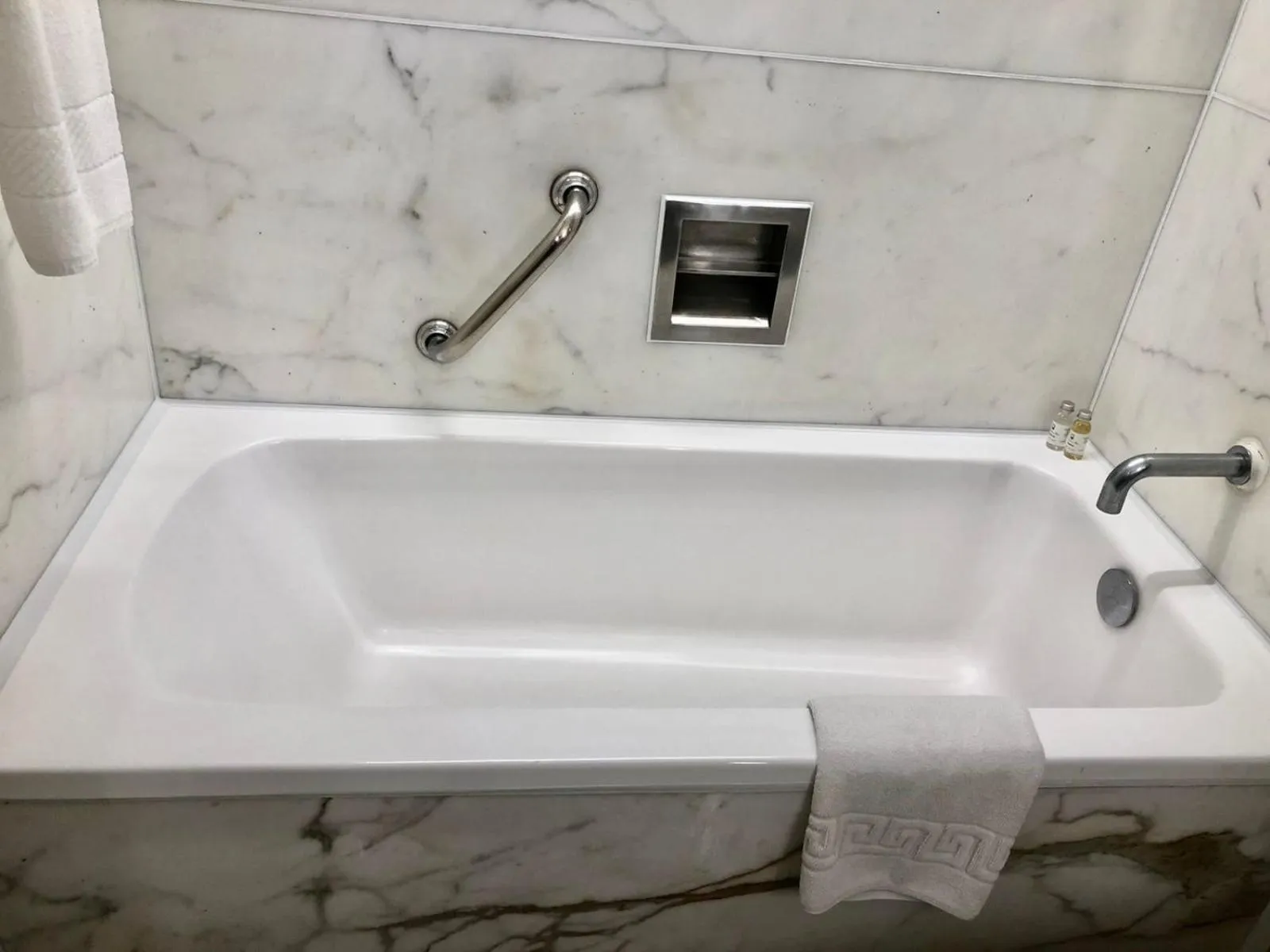 Bathroom in Hotel Marine Plaza