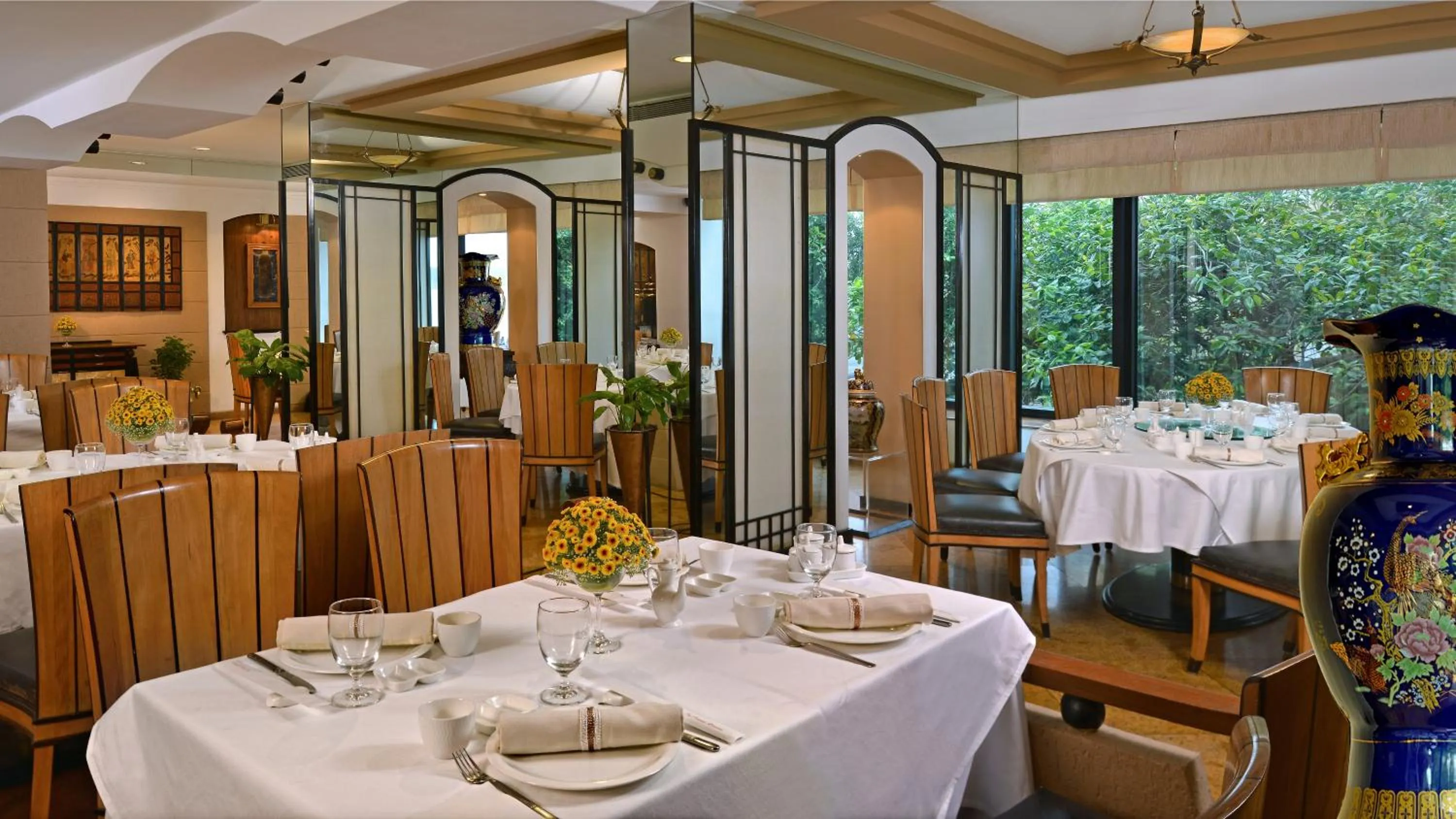 Restaurant/places to eat in Hotel Marine Plaza