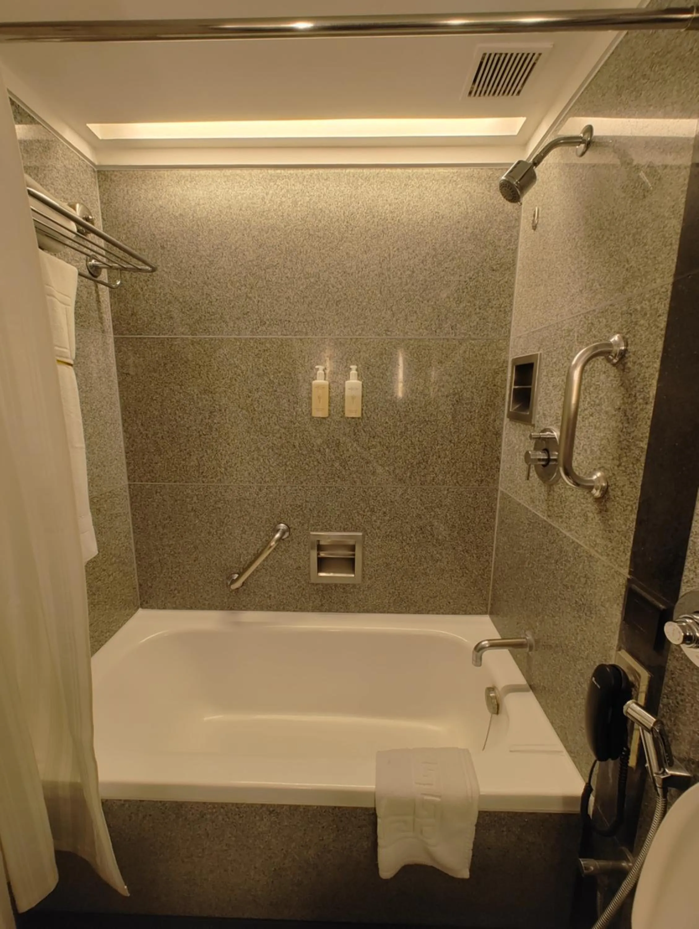 Shower in Hotel Marine Plaza