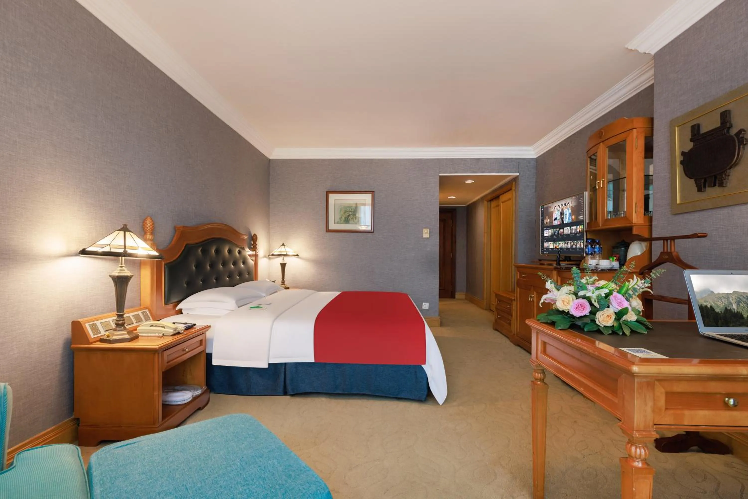 Photo of the whole room, Bed in Grand Noble Hotel Dongguan