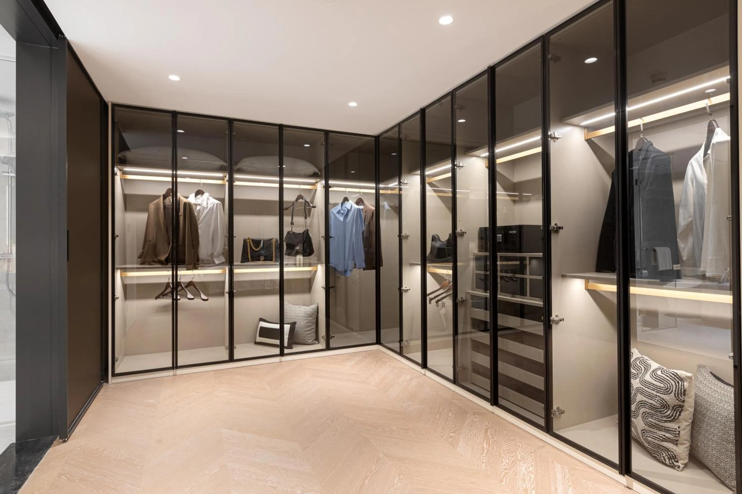 wardrobe in CM+ Service Apartment Shenzhen Taige