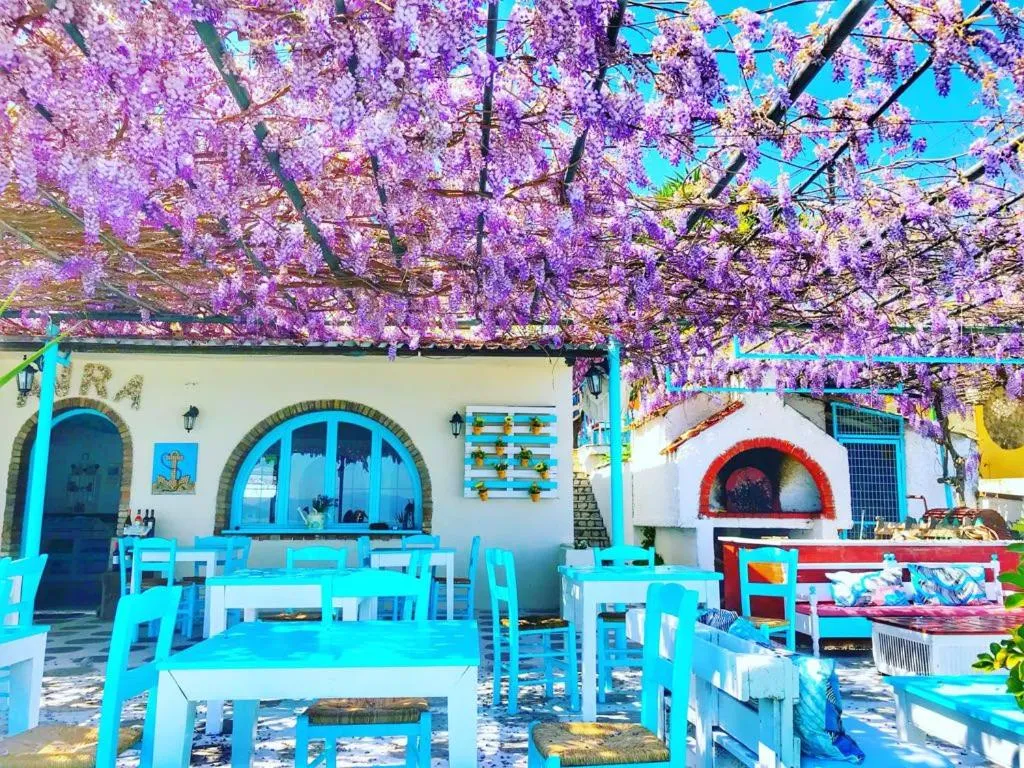 Food and drinks in Avra Budget Beach Rooms