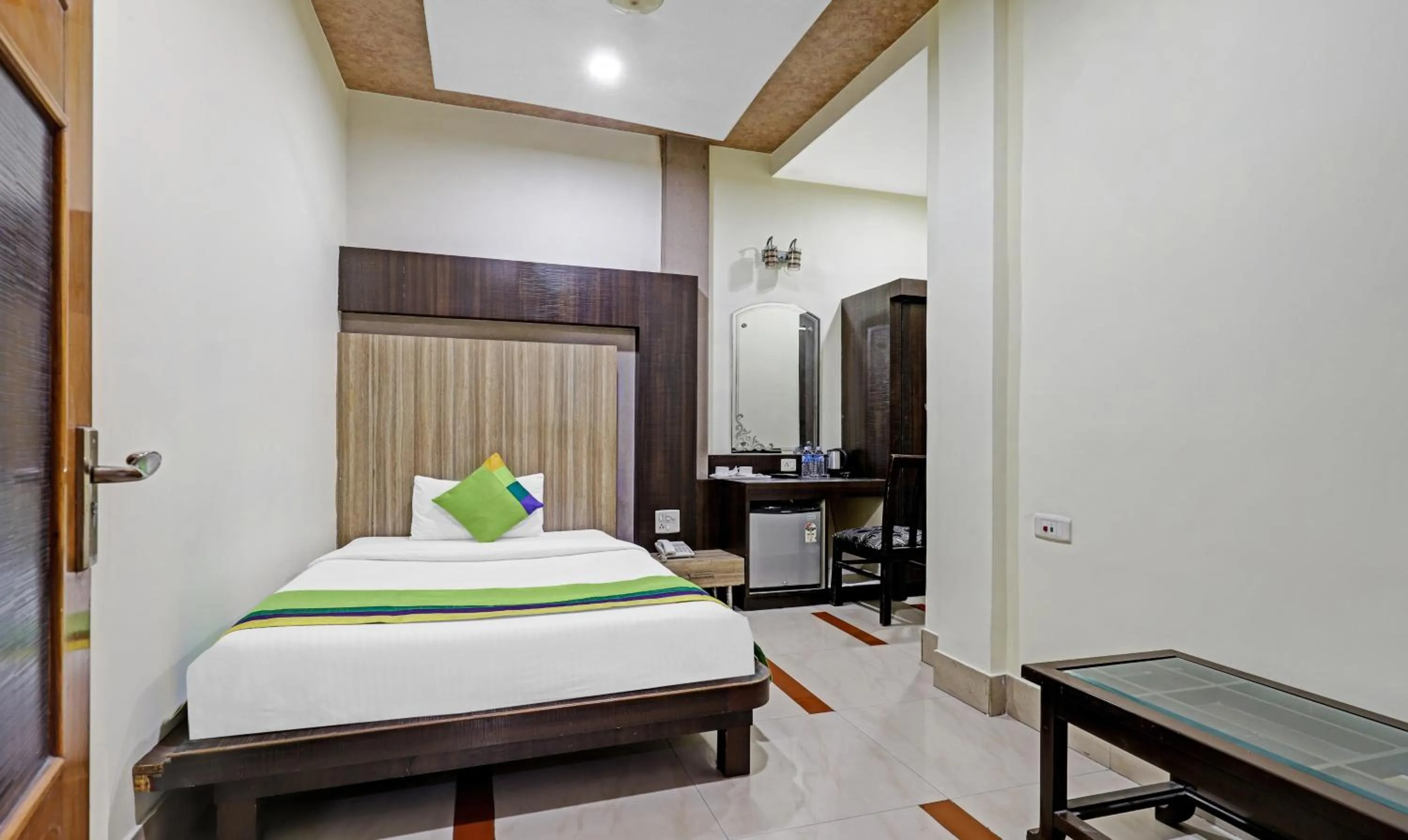 Bedroom, Bed in Treebo Apollo