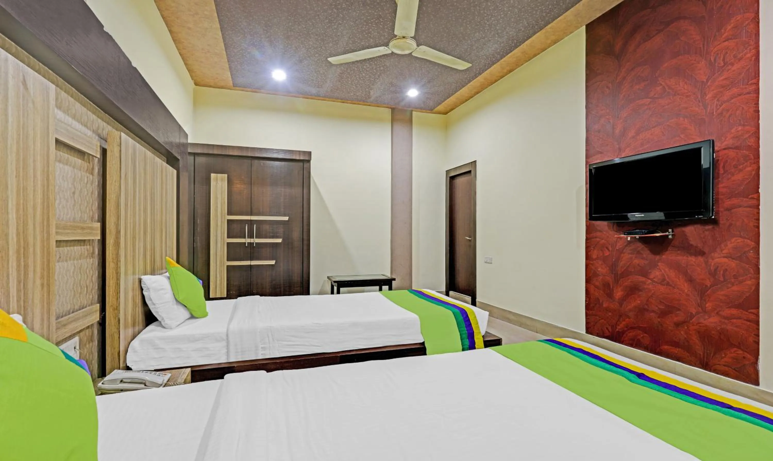 Bedroom, Bed in Treebo Apollo