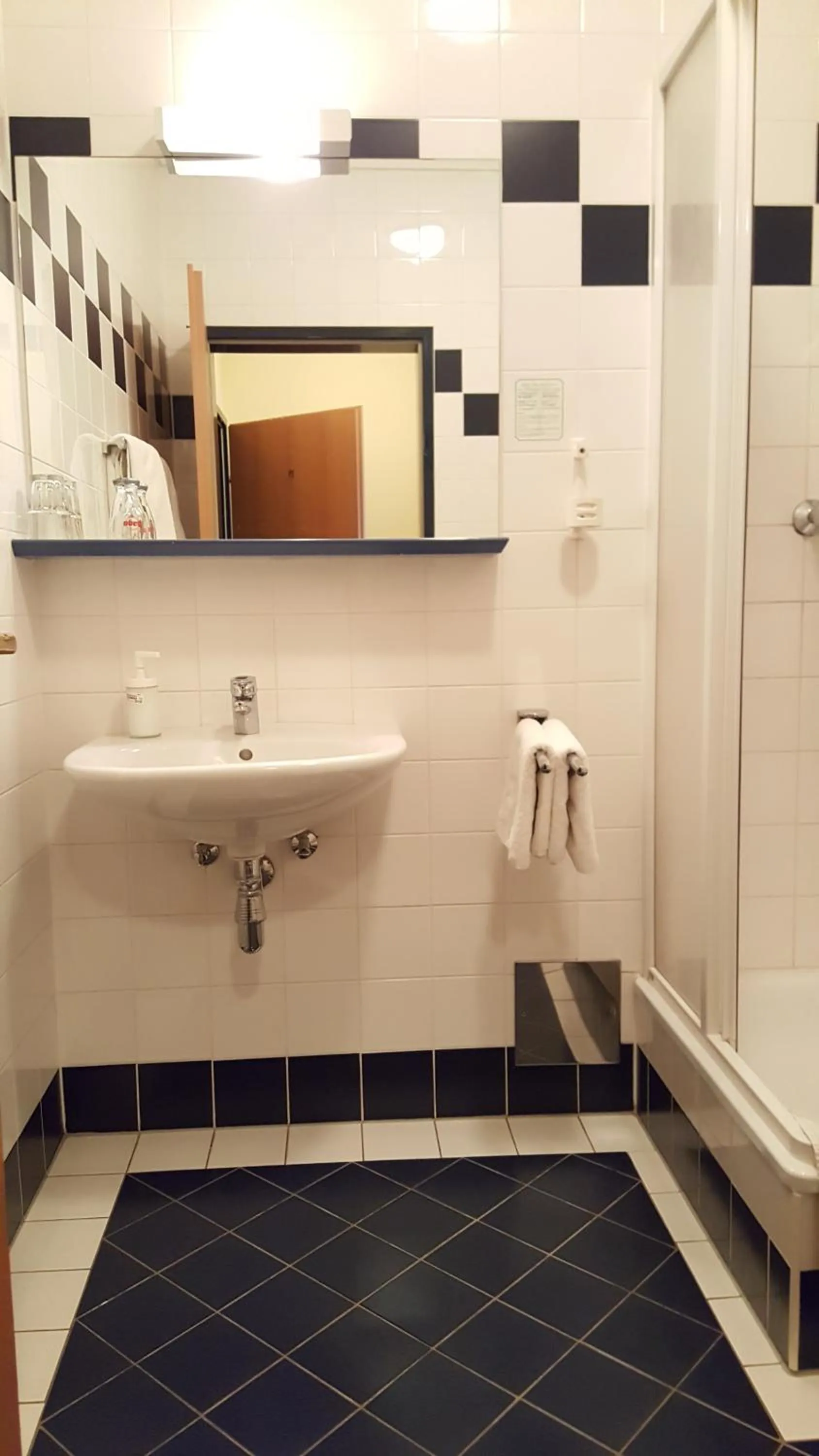 Bathroom in CenterCourt Hotel