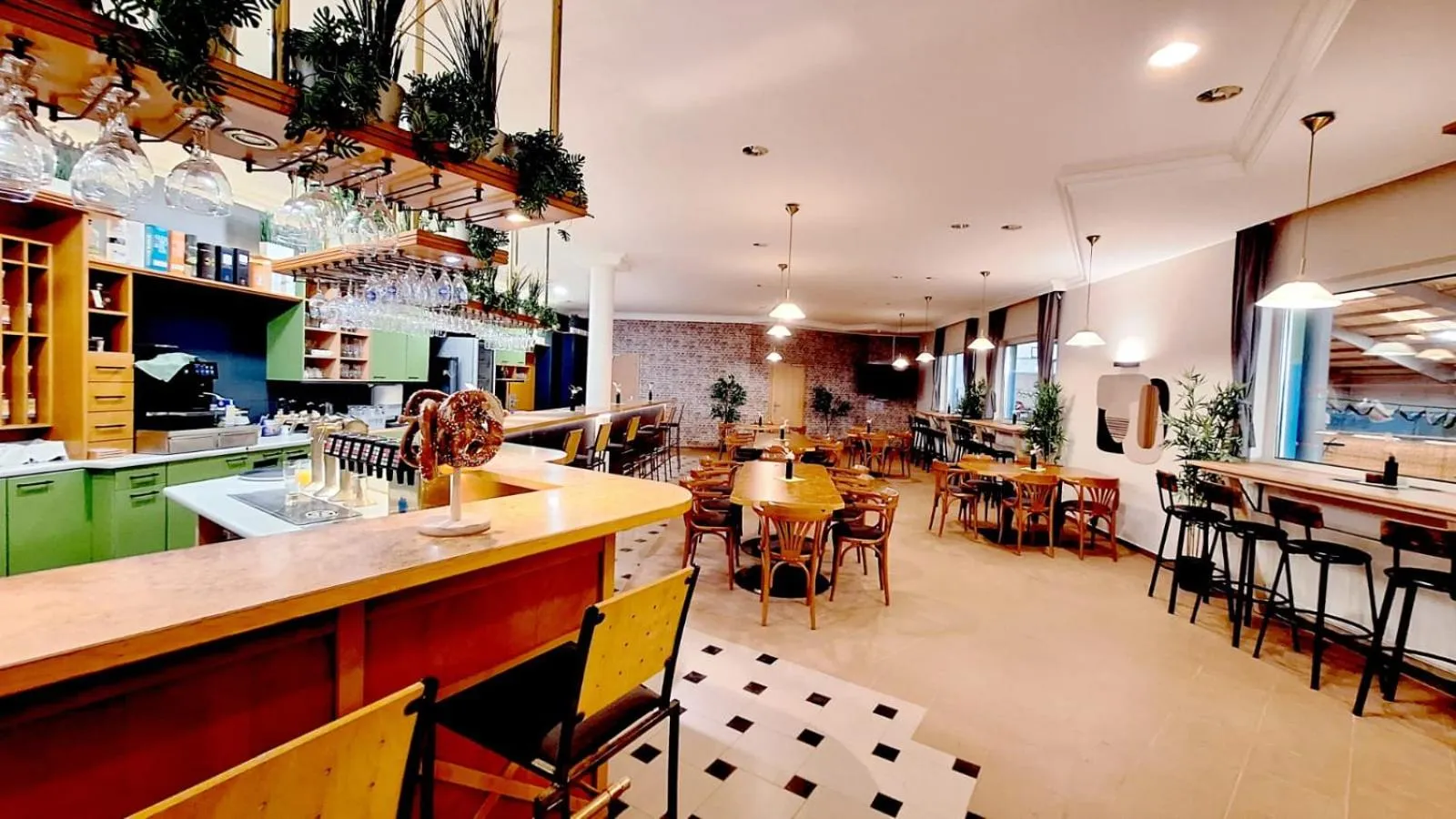 Restaurant/places to eat in Rauchkuchl CenterCourt Hotel