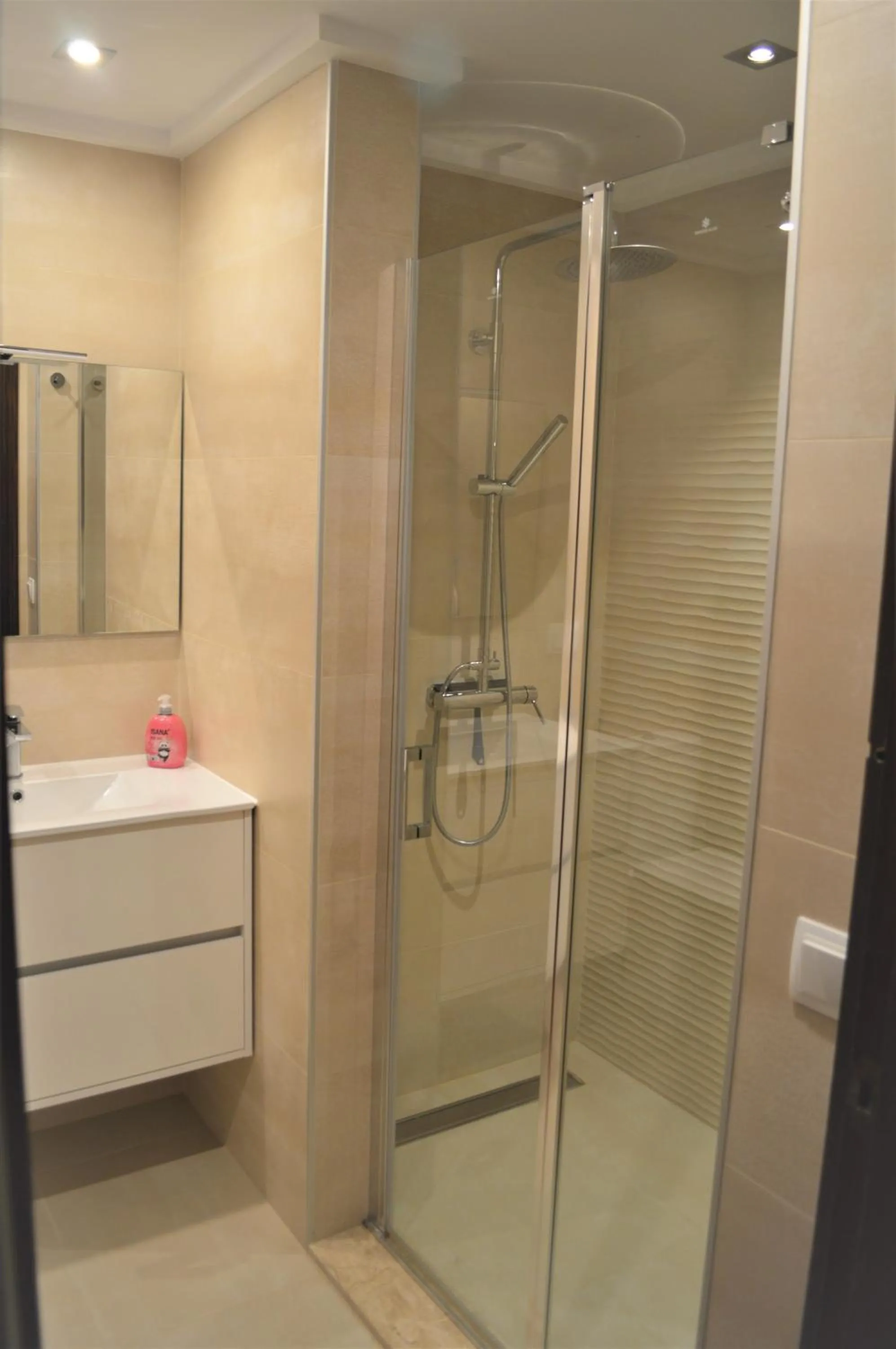 Shower in Meerblick & Pool! Traumhaftes Reihenhaus am Strand
