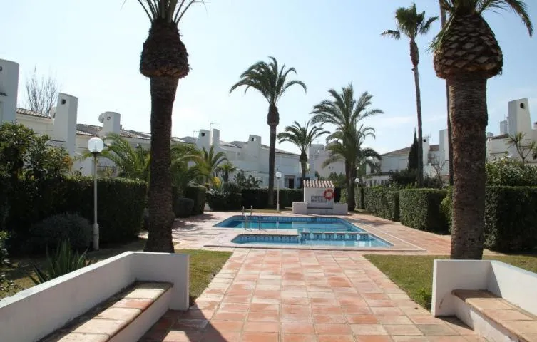 Property building in Meerblick & Pool! Traumhaftes Reihenhaus am Strand