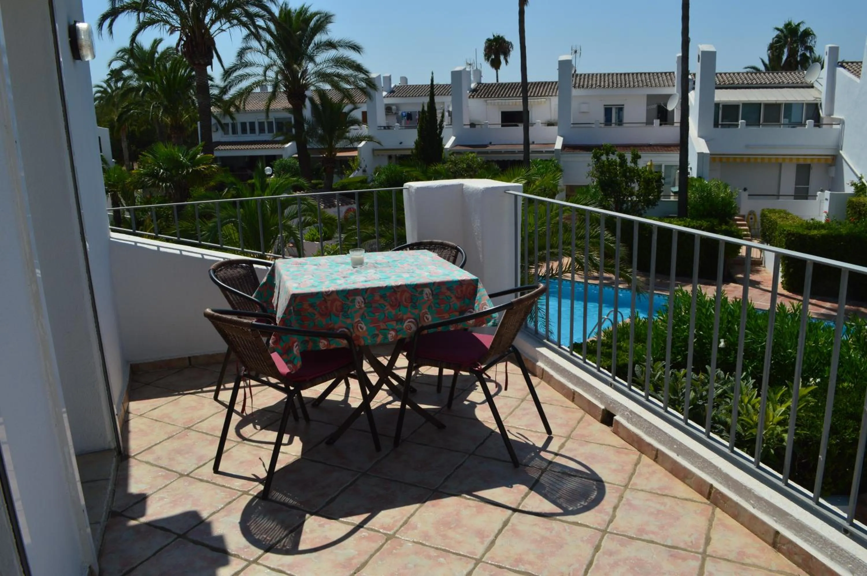 Neighbourhood in Meerblick & Pool! Traumhaftes Reihenhaus am Strand