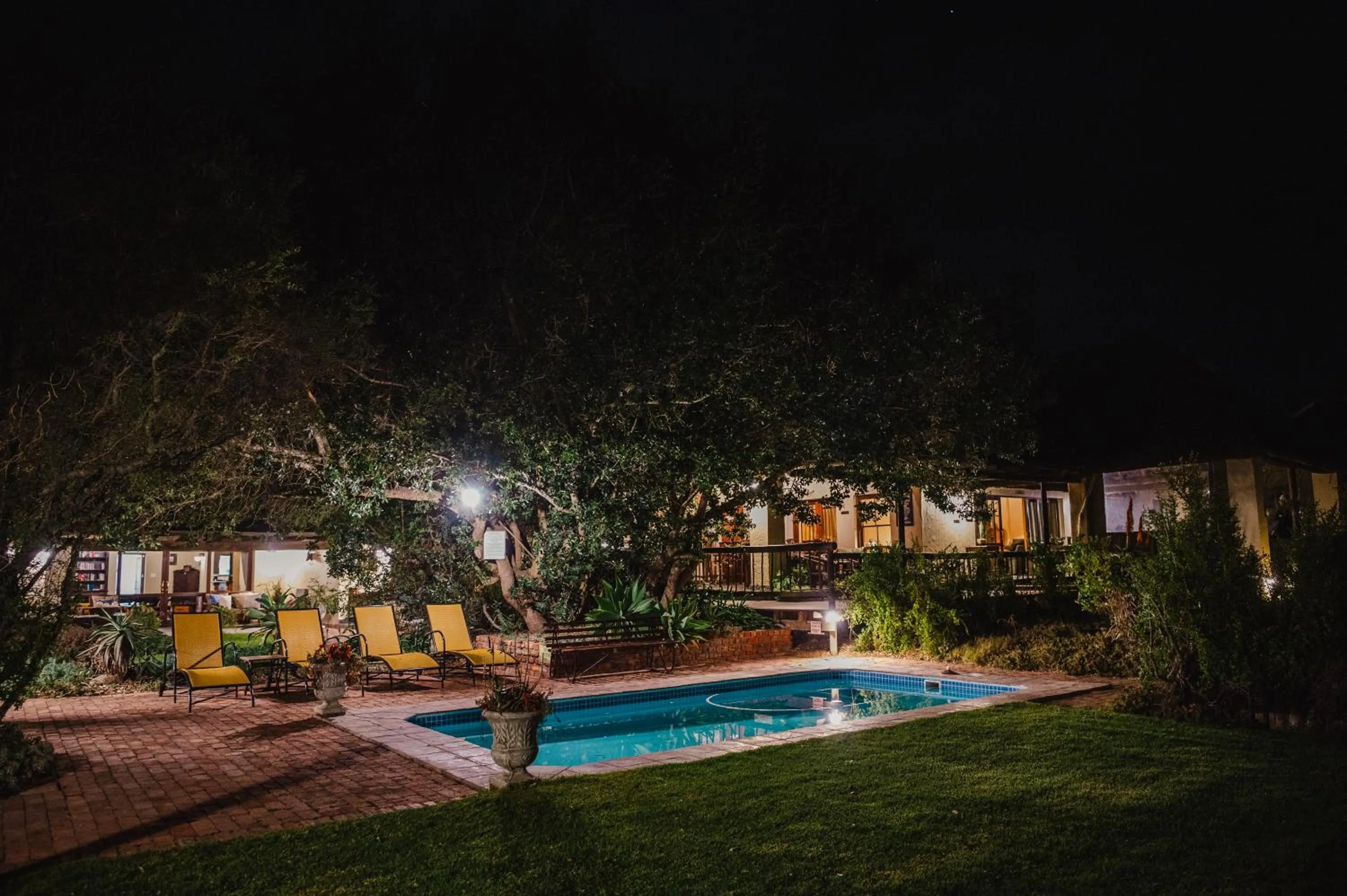 Night in Hitgeheim Country Lodge