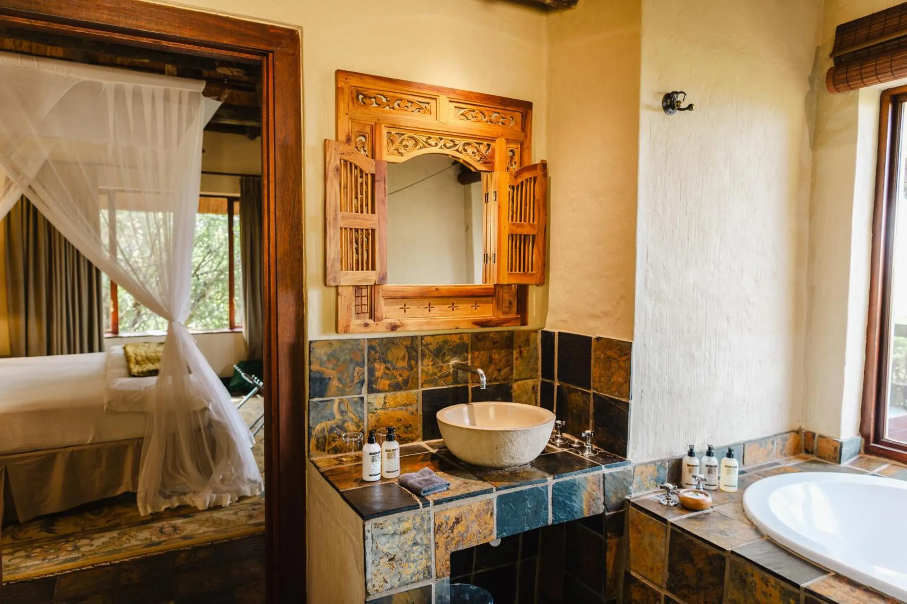 Bathroom, Bed in Hitgeheim Country Lodge Bathroom, Bed in Hitgeheim Country Lodge