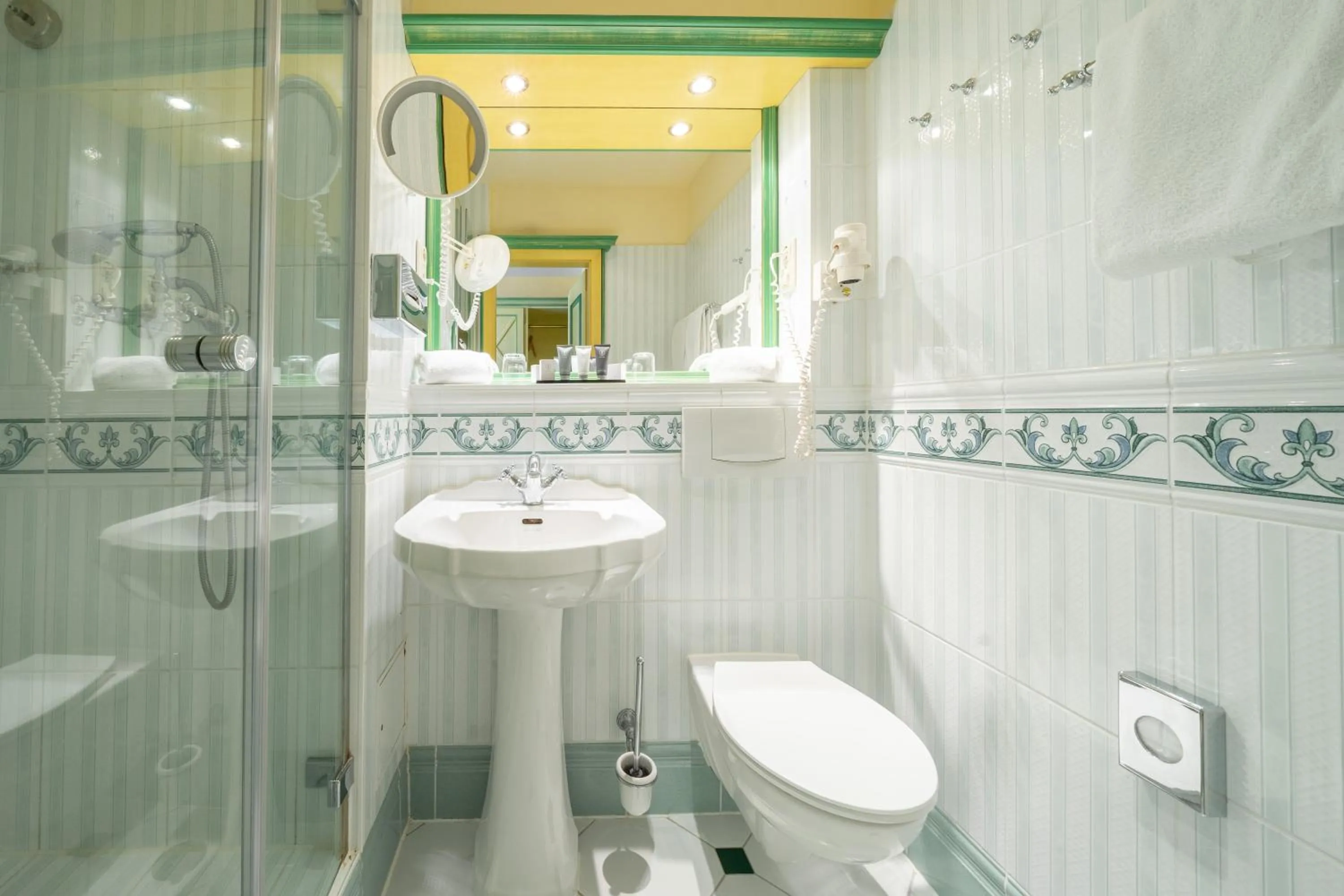 Bathroom in Rugard Thermal Strandhotel