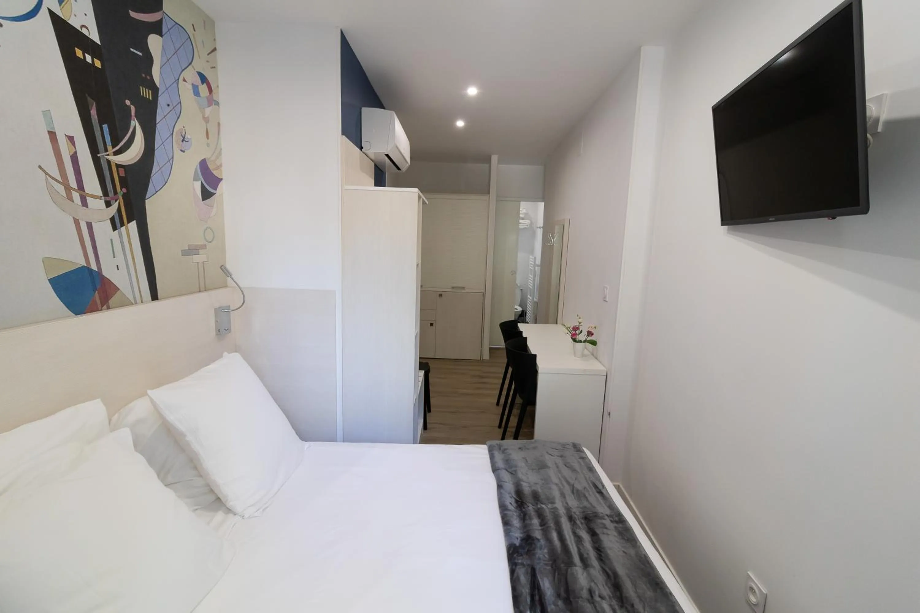 Photo of the whole room, Bed in Residence le Pastel Jeanne d'Arc