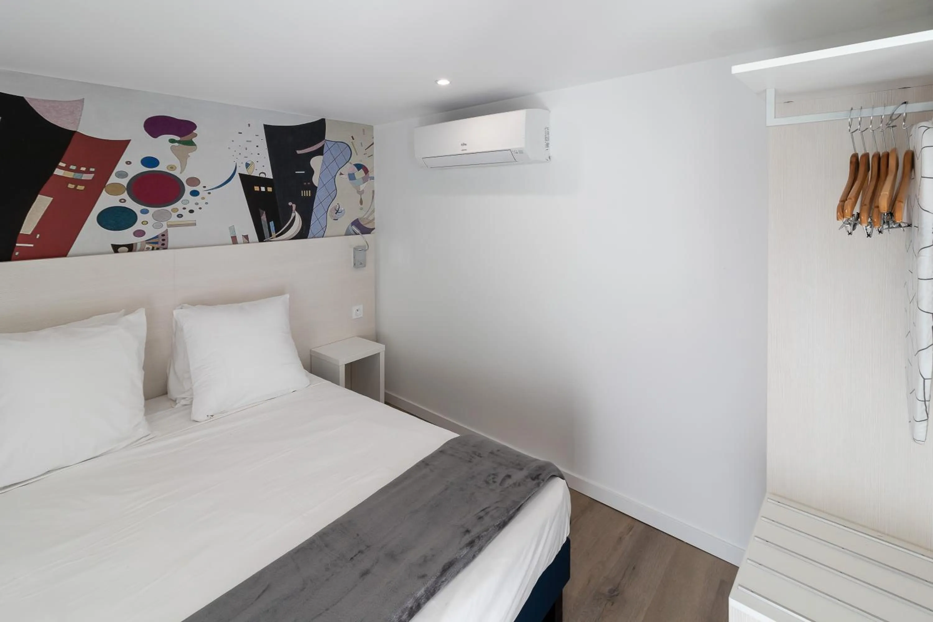 Photo of the whole room, Bed in Residence le Pastel Jeanne d'Arc