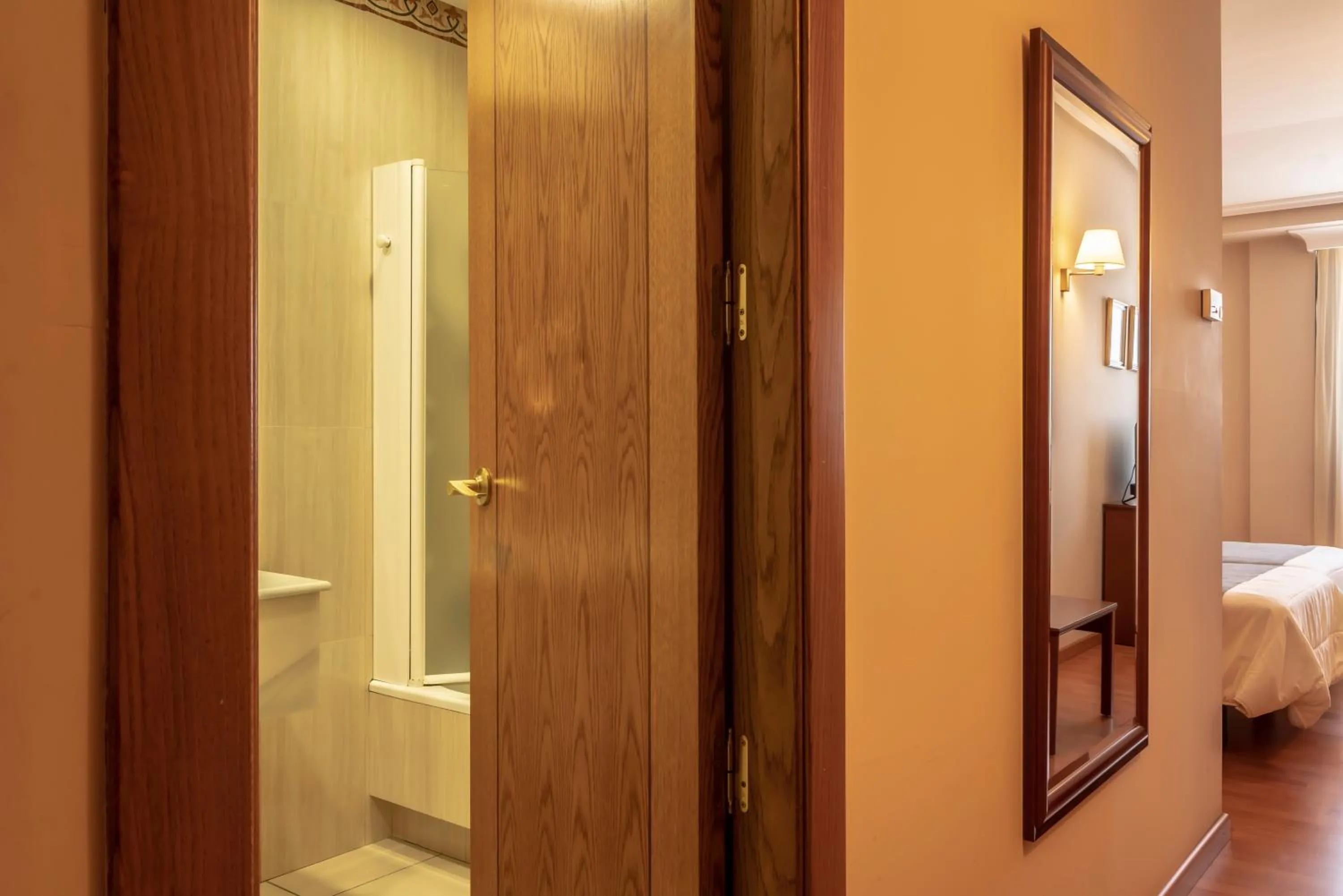 Bathroom, Bed in Hotel Restaurante Emilio