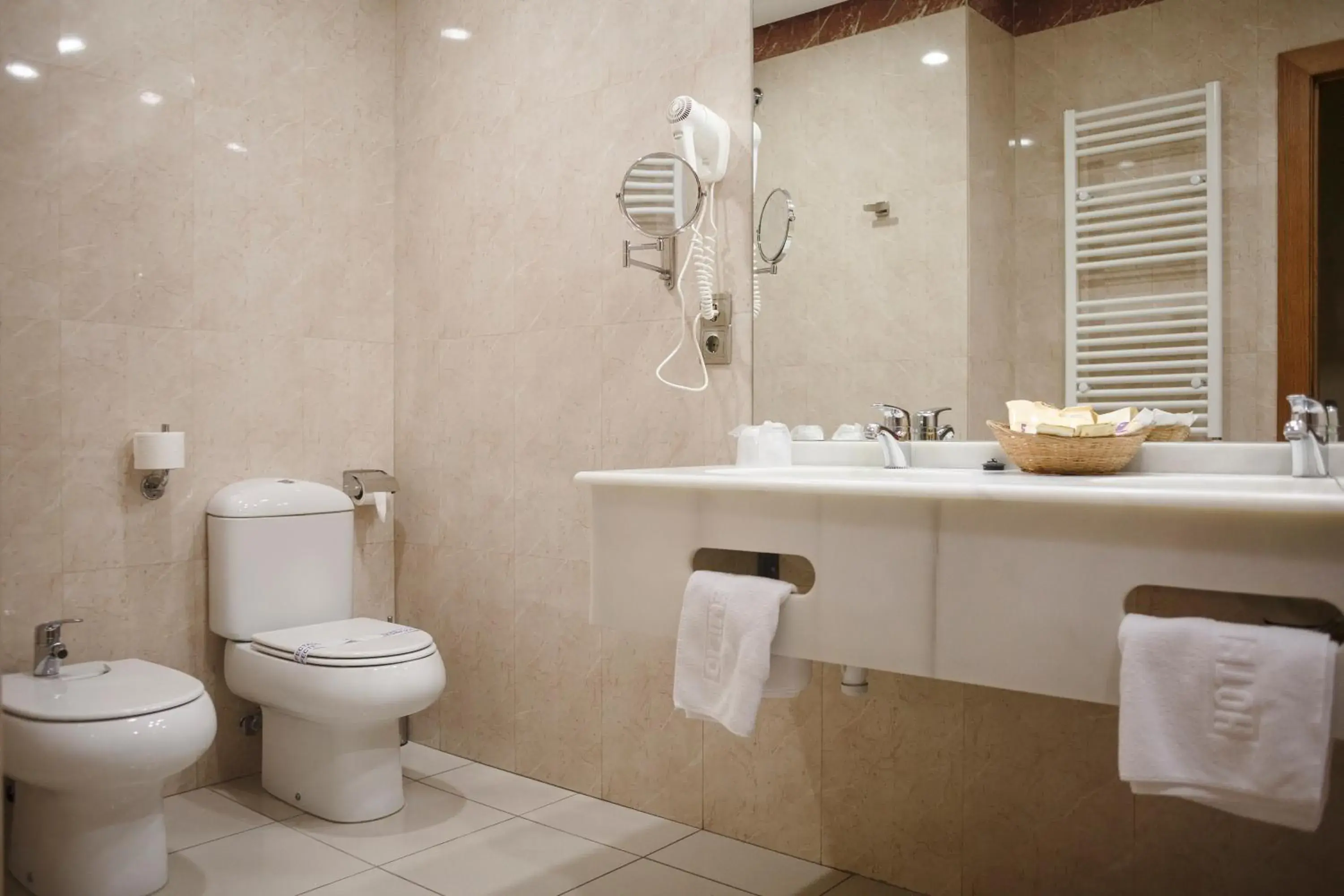 Toilet in Hotel Restaurante Emilio Toilet in Hotel Restaurante Emilio