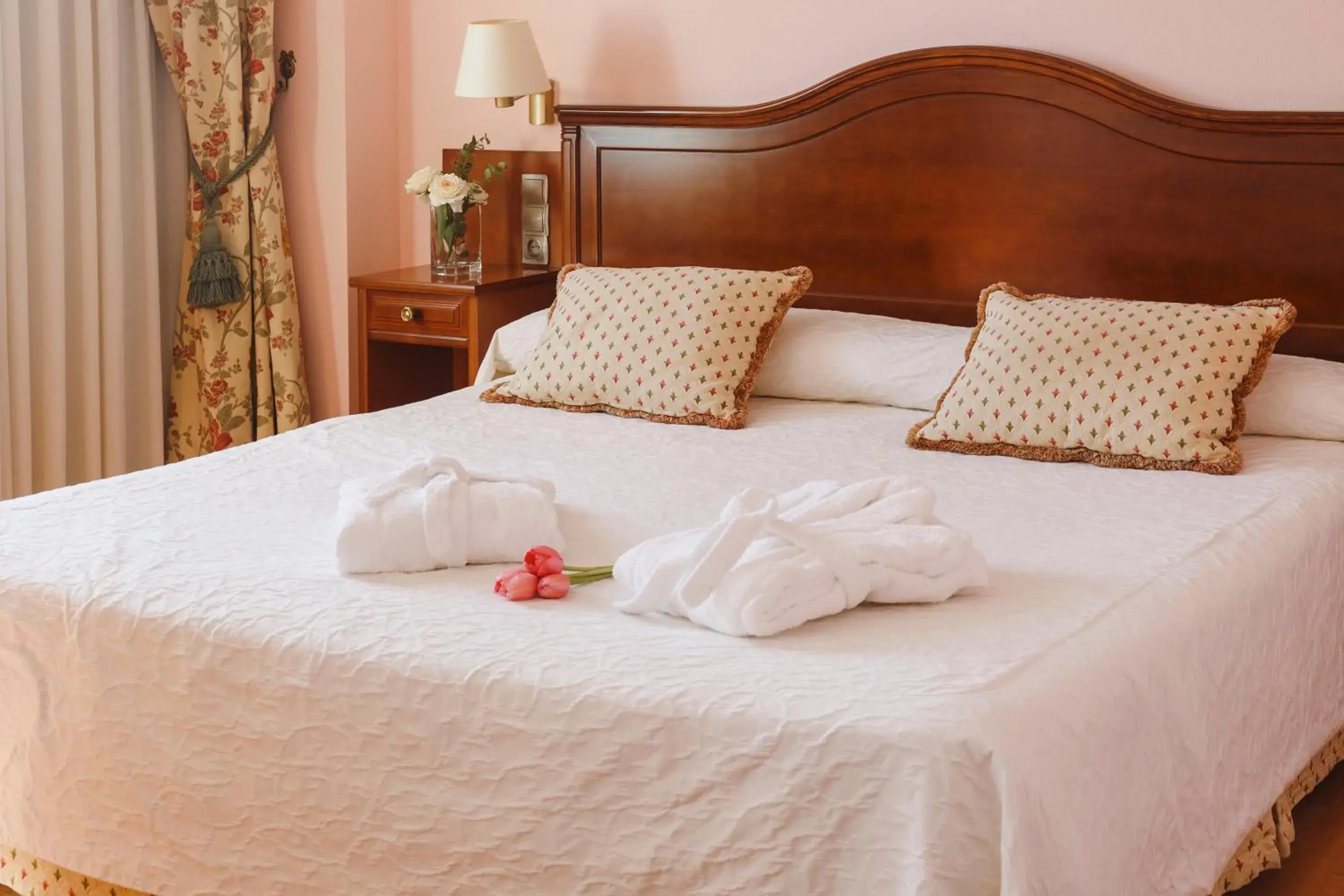 Bedroom, Bed in Hotel Restaurante Emilio Bedroom, Bed in Hotel Restaurante Emilio