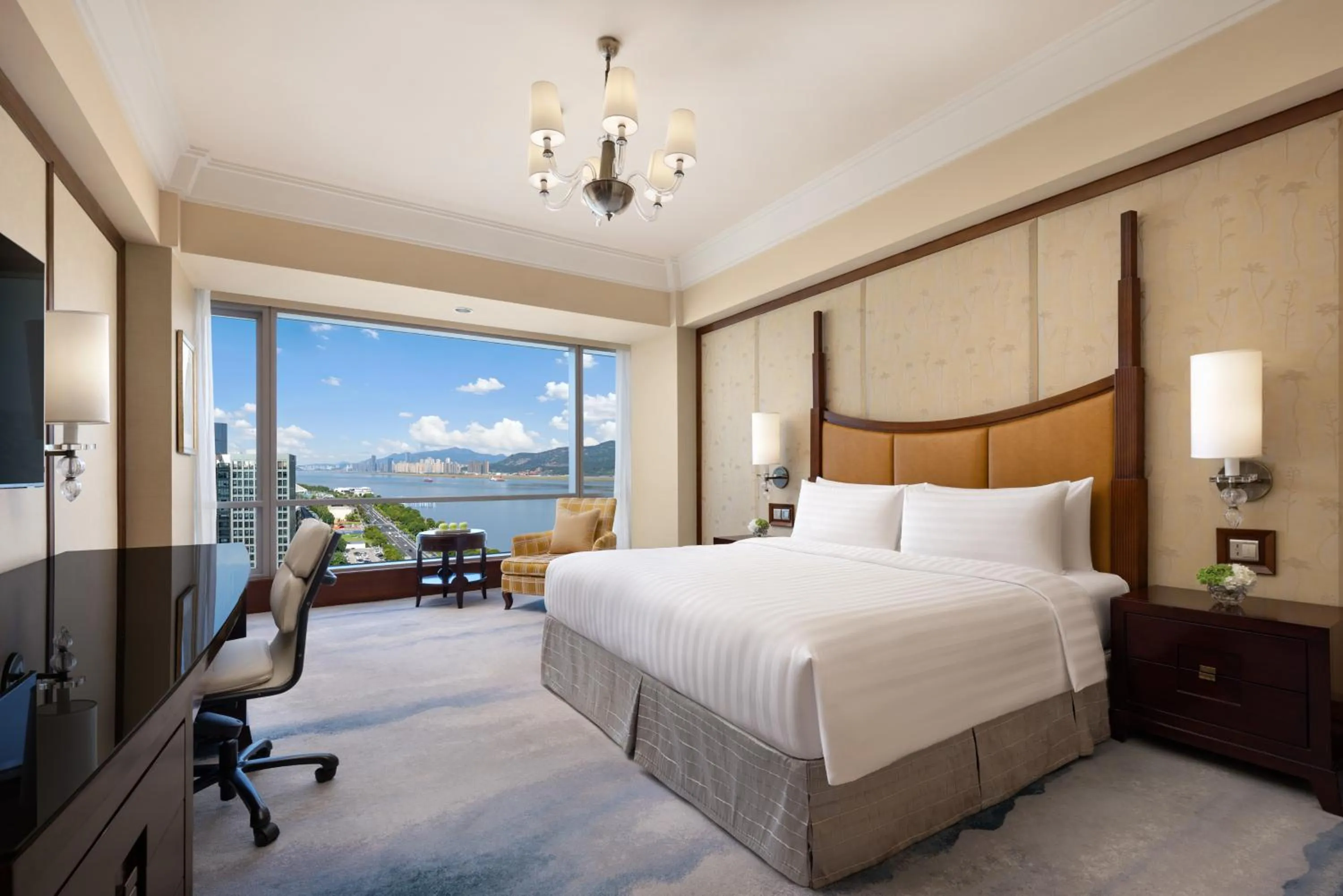 River view, Bed in Shangri-La Wenzhou