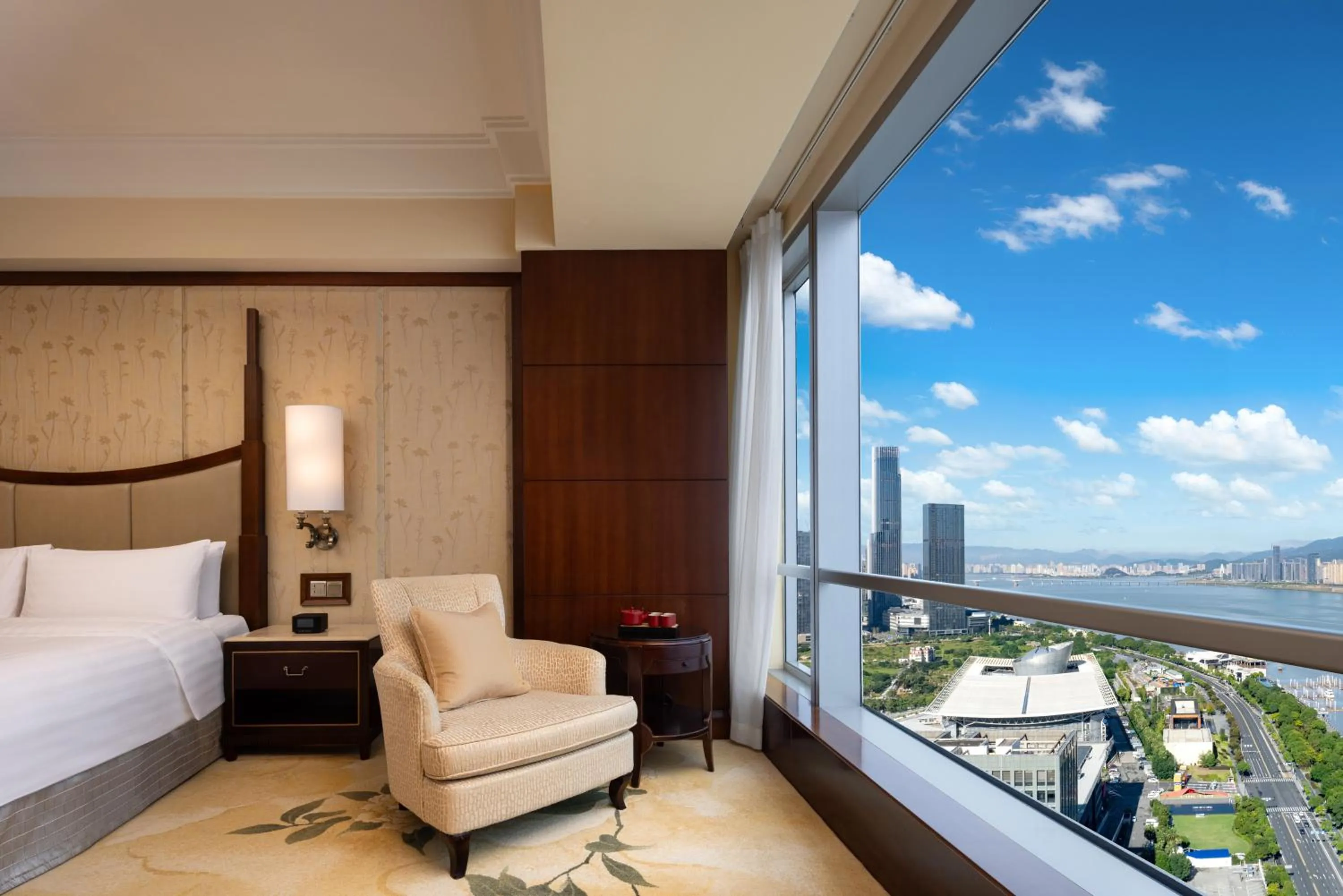 River view, Bed in Shangri-La Wenzhou