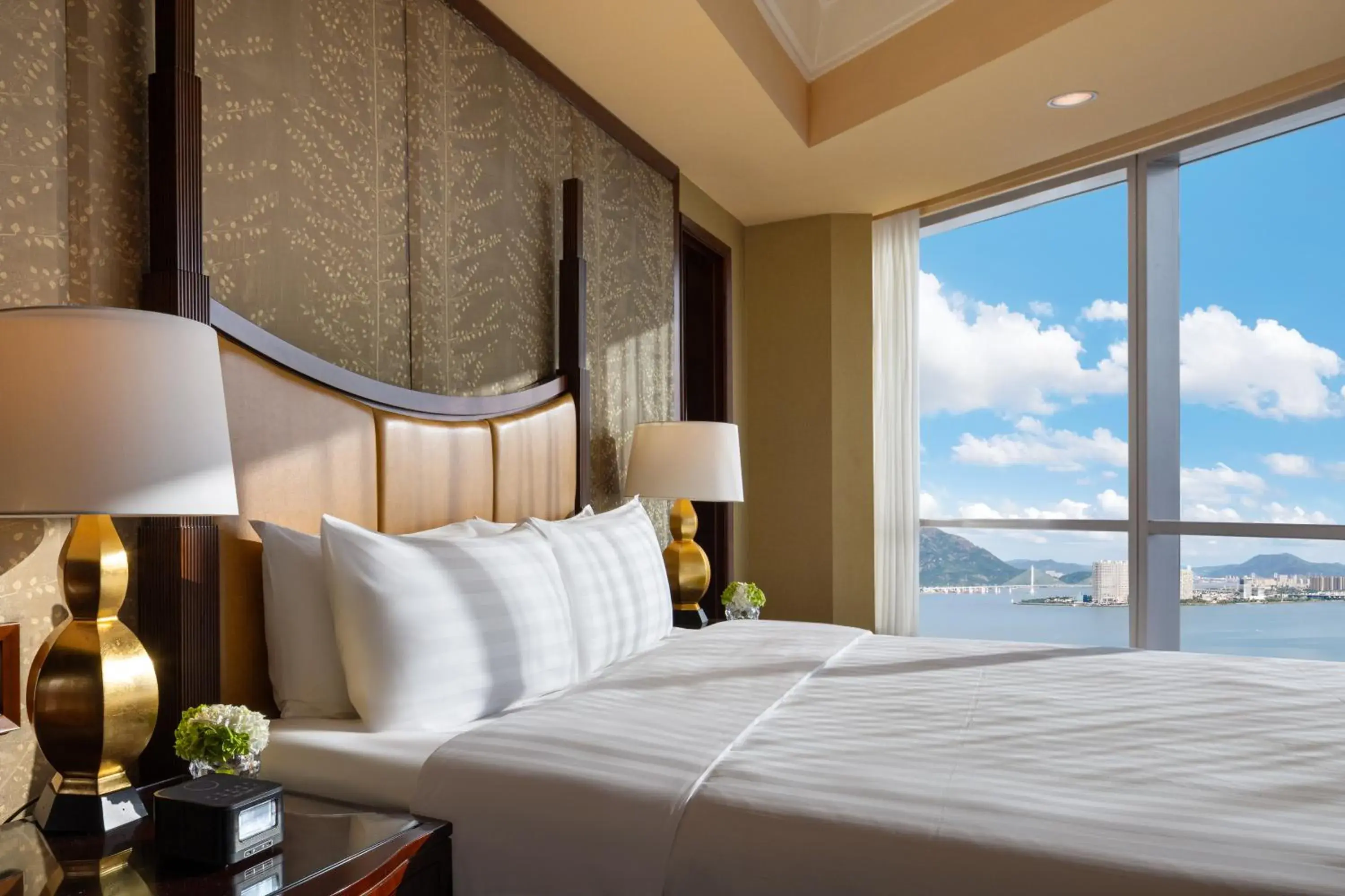 River view, Bed in Shangri-La Wenzhou River view, Bed in Shangri-La Wenzhou