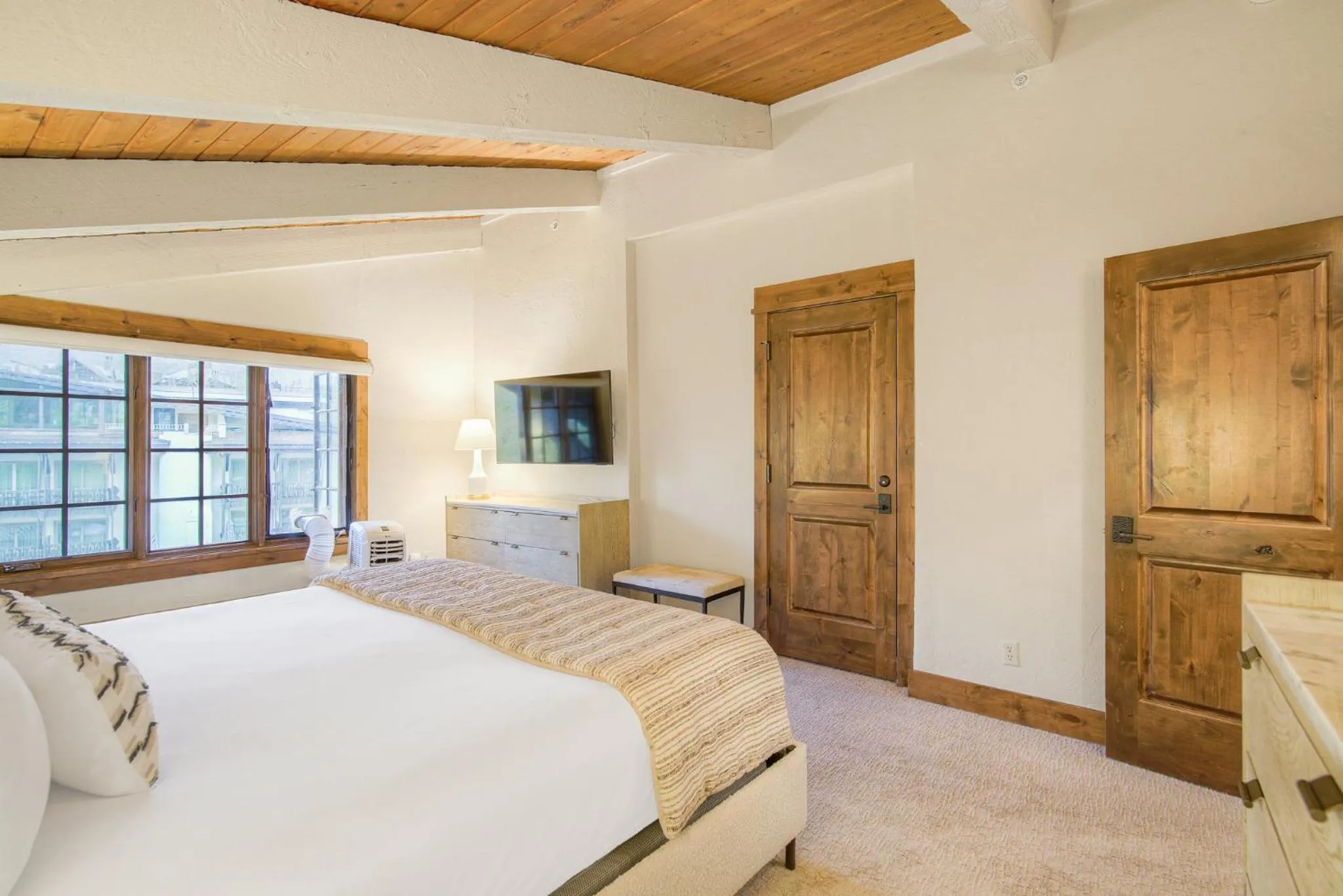 Bedroom, Bed in Lodge at Vail, A RockResort by Vail Resorts