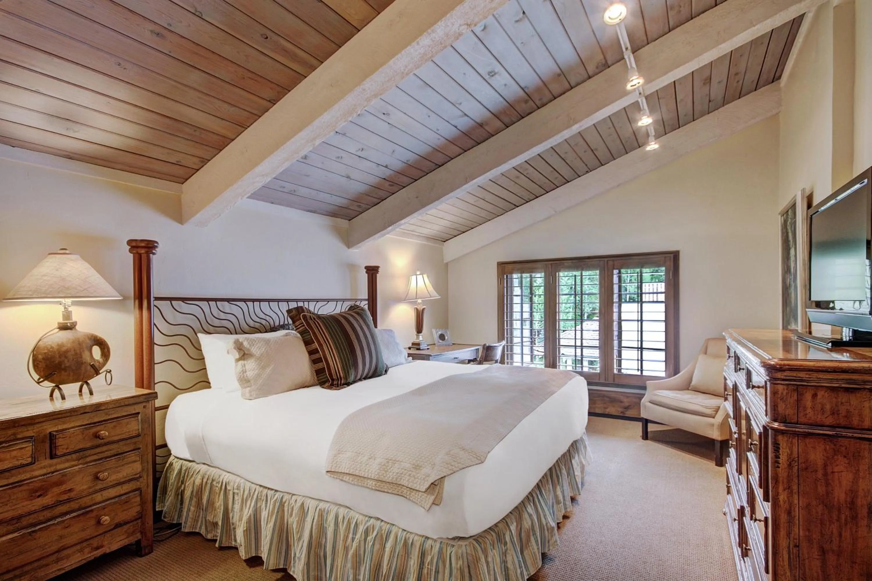 Photo of the whole room, Bed in Lodge at Vail, A RockResort