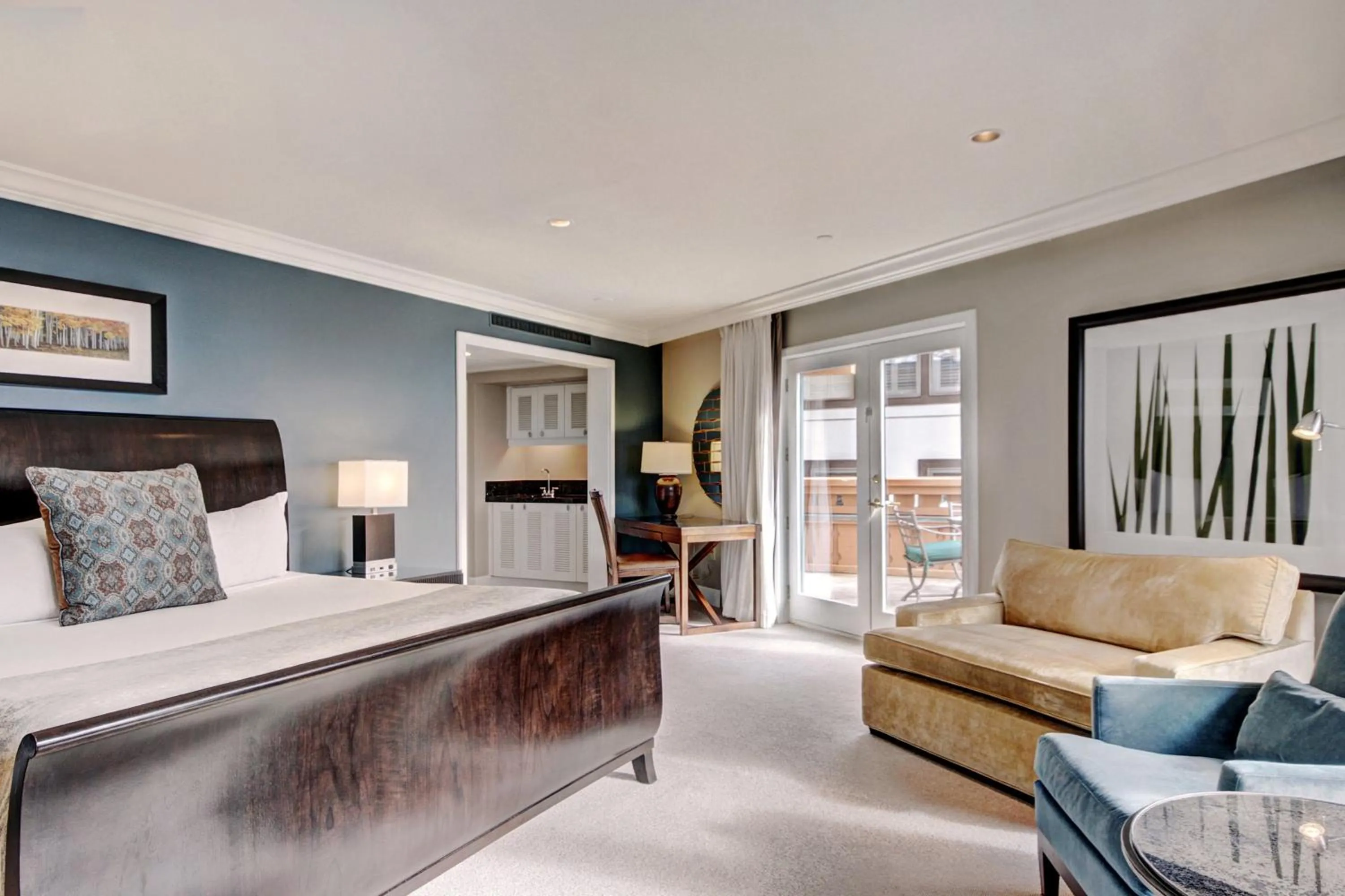 Living room in Lodge at Vail, A RockResort