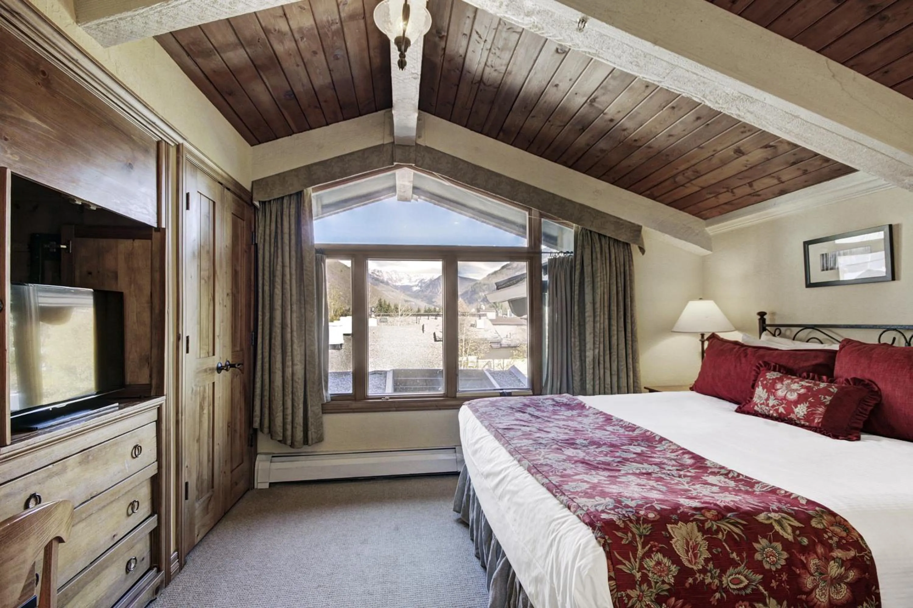 Photo of the whole room, Bed in Lodge at Vail, A RockResort