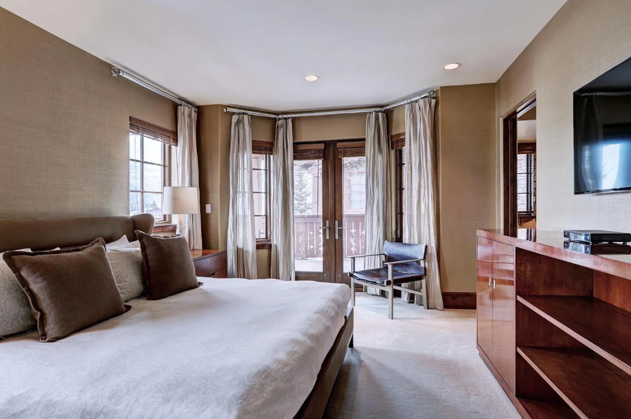 Bedroom, Bed in Lodge at Vail, A RockResort