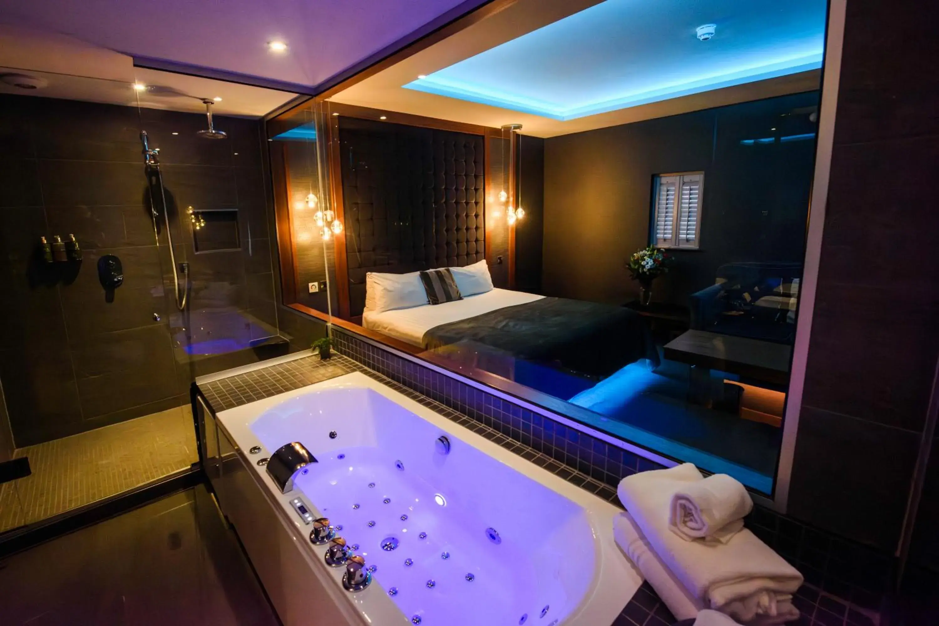 Bedroom, Bed in Riverside Park Hotel Bedroom, Bed in Riverside Park Hotel