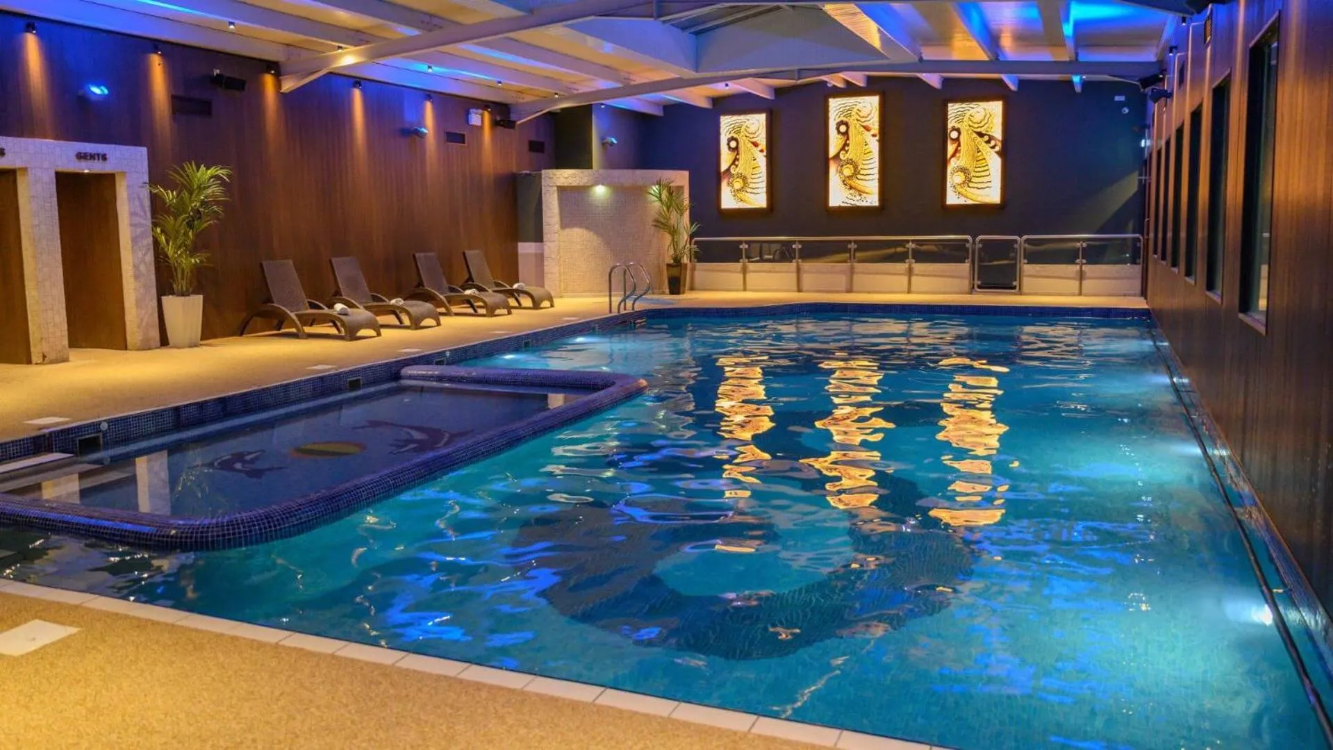 Swimming pool in Riverside Park Hotel