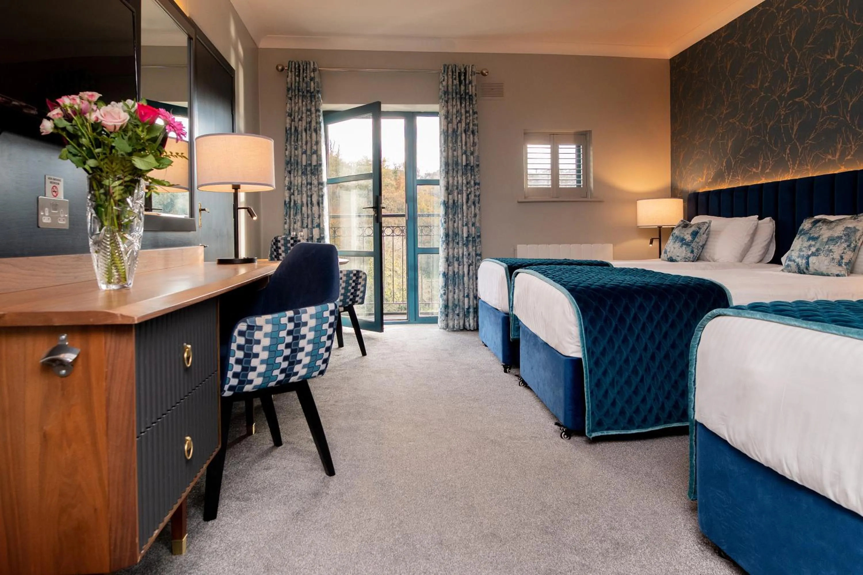 Bedroom, Bed in Riverside Park Hotel