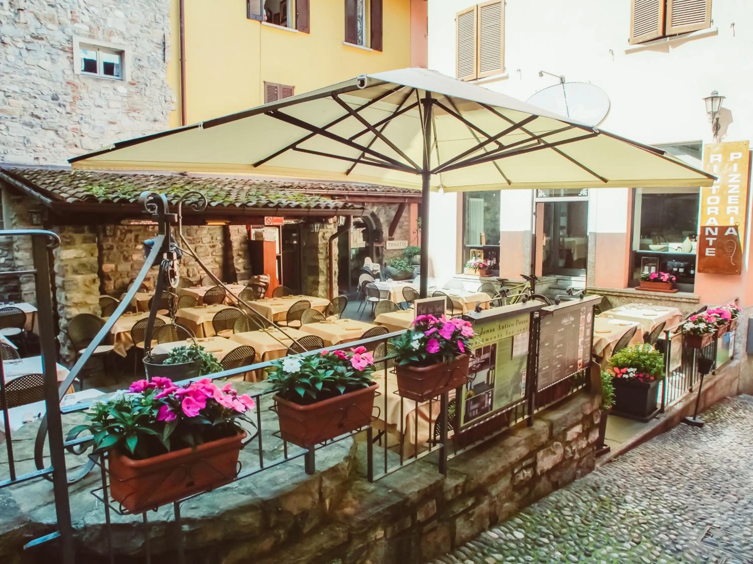 Restaurant/places to eat in Antico Pozzo Apartment