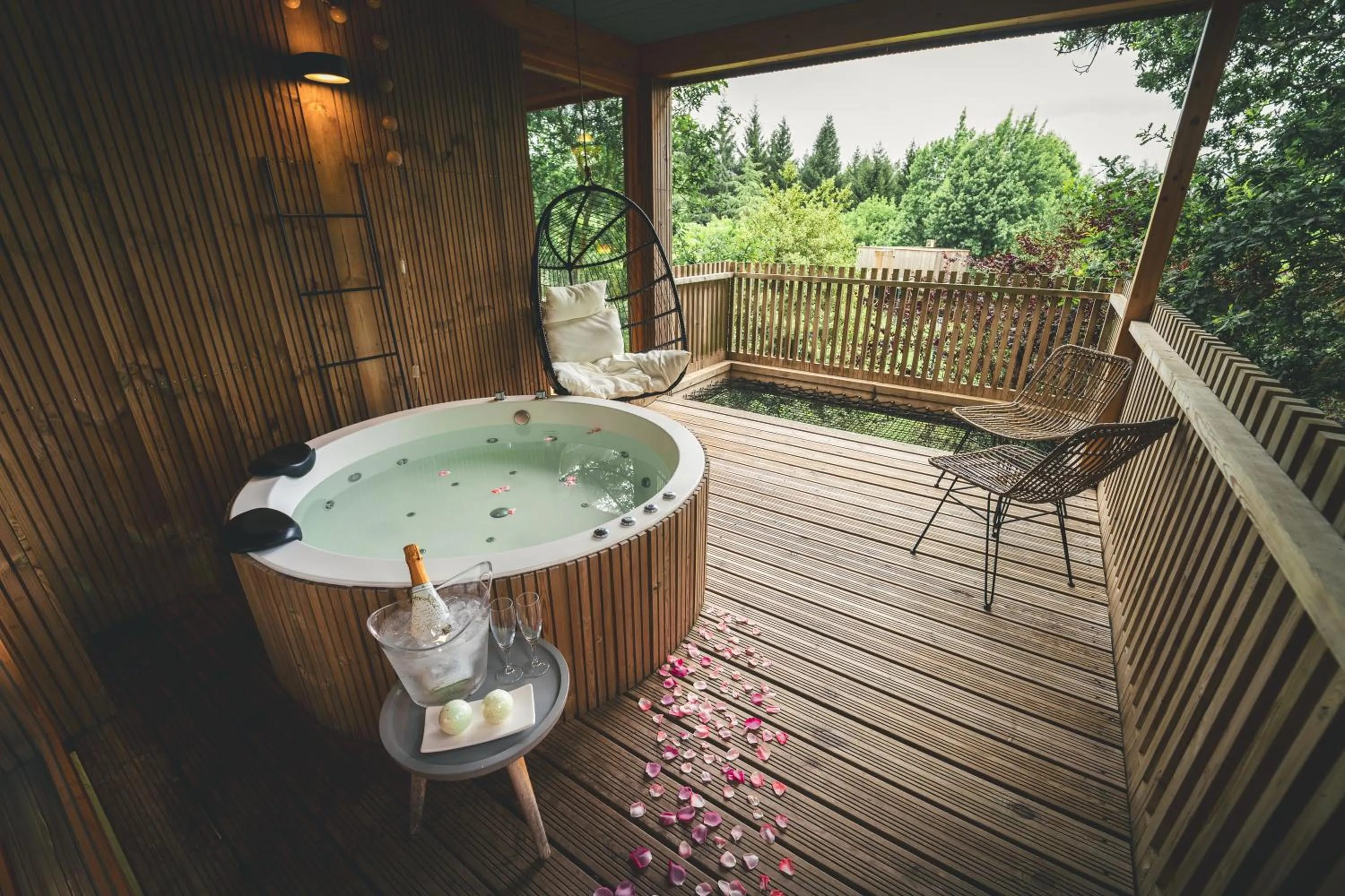 Hot Tub in HolaCamp Camino