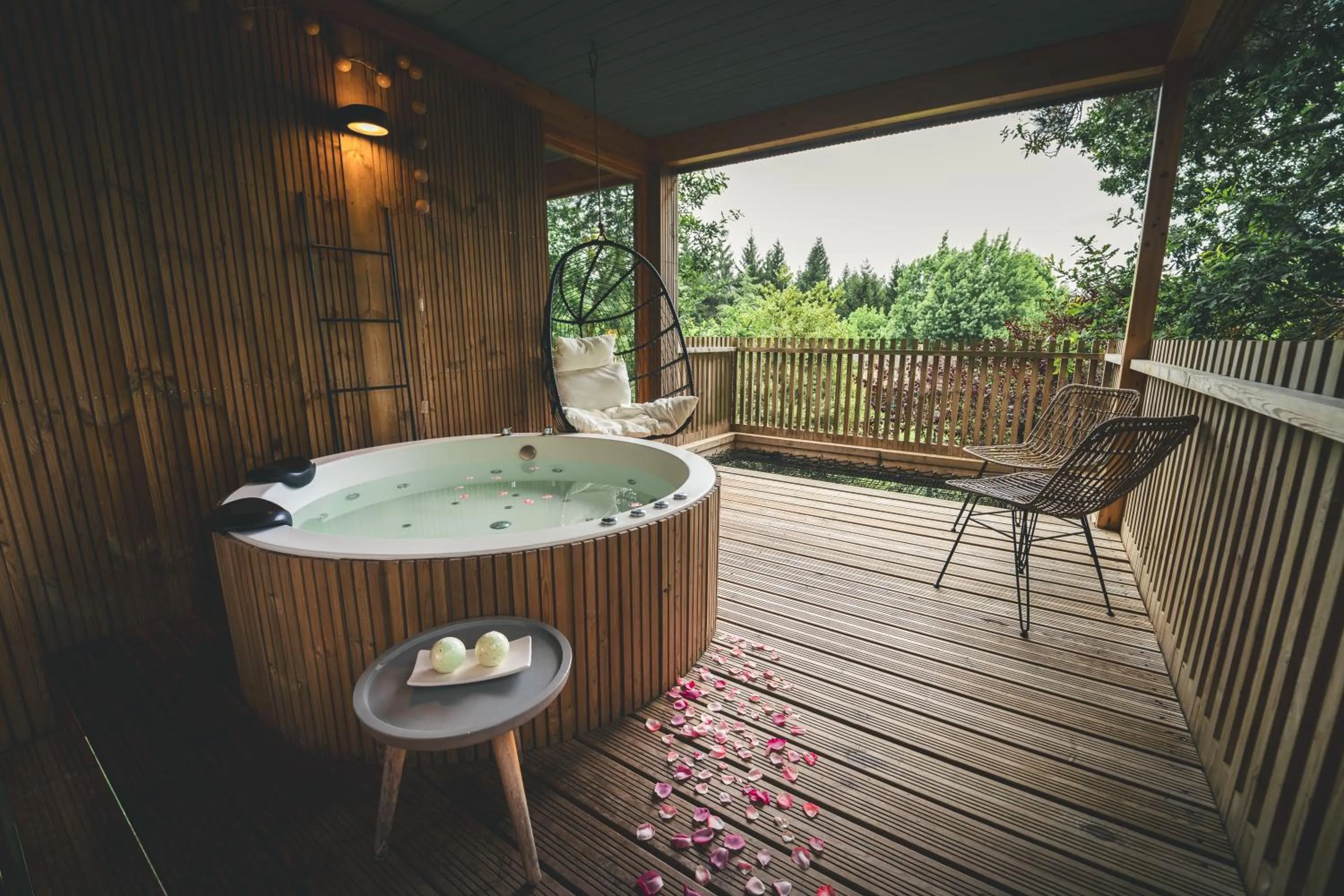 Hot Tub in HolaCamp Camino