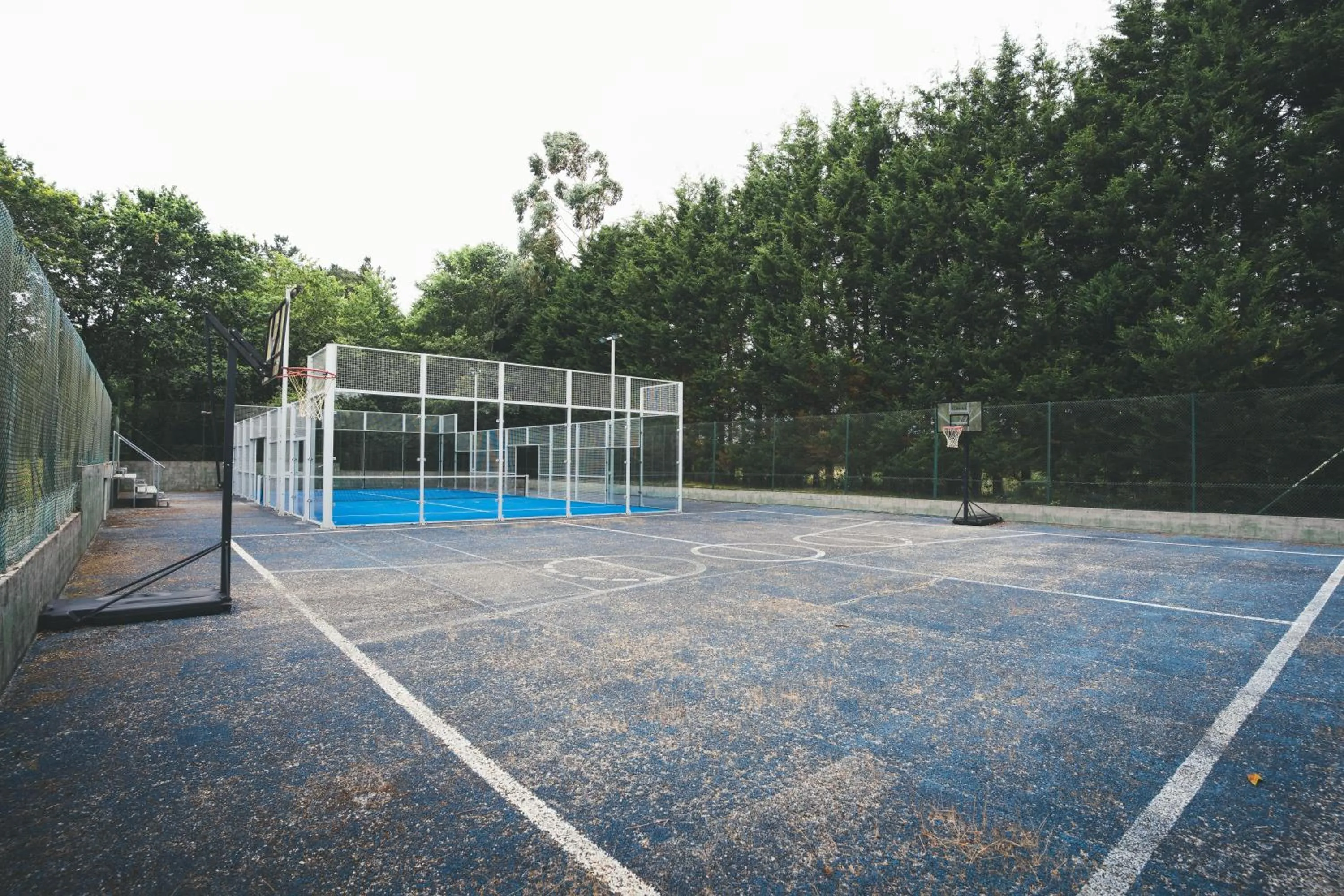 Tennis court in HolaCamp Camino