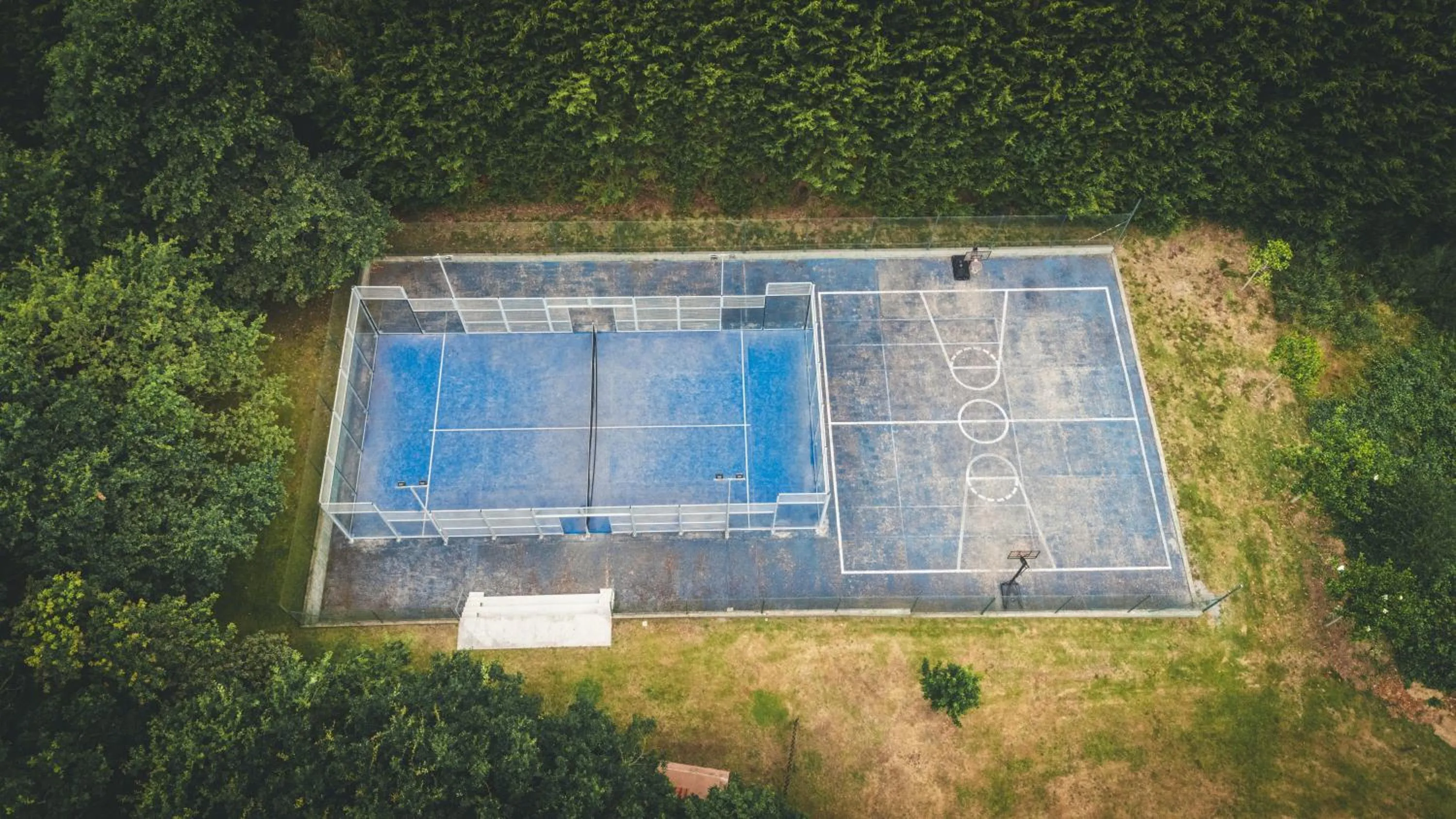 Tennis court in HolaCamp Camino