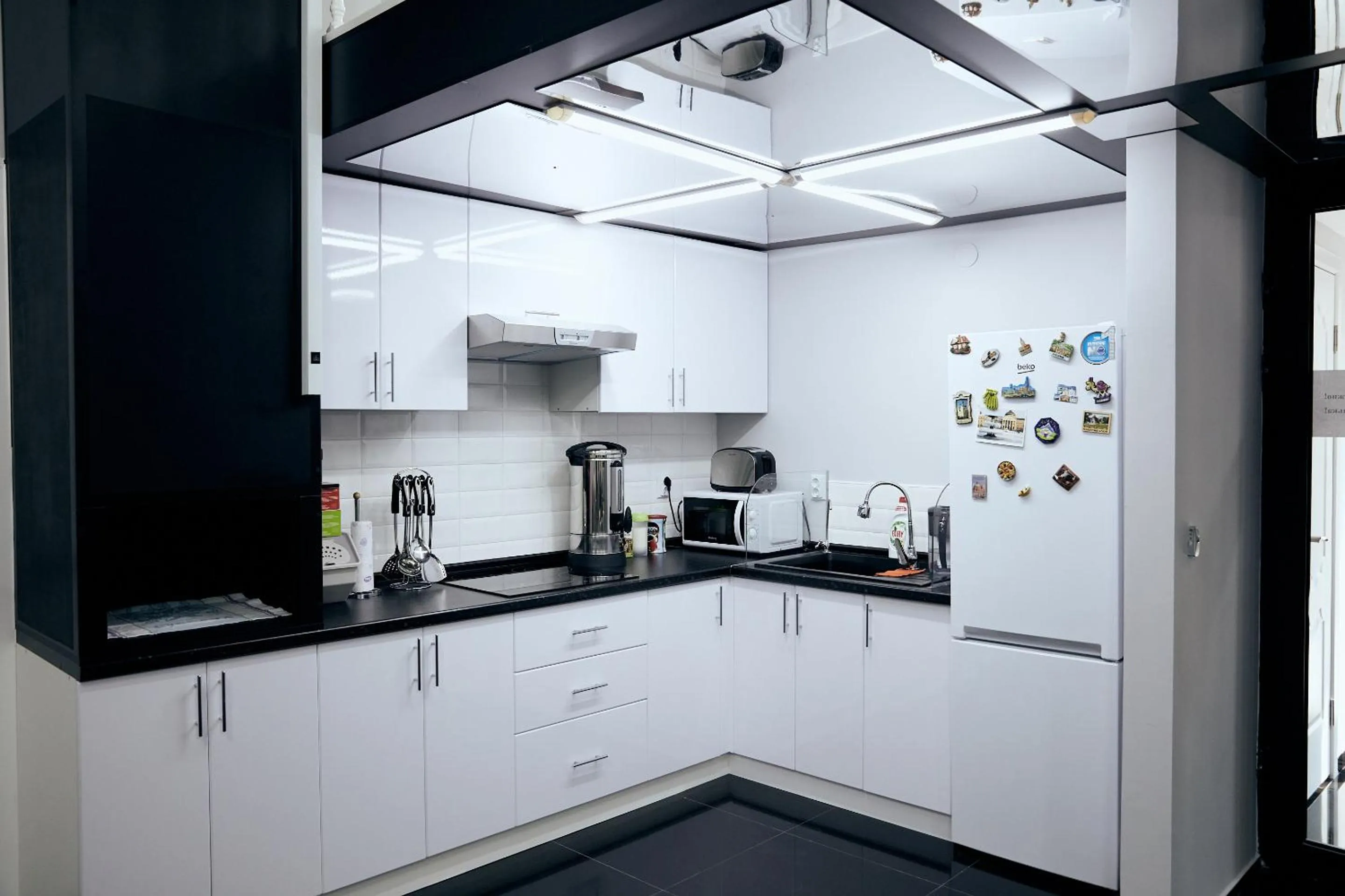 Communal kitchen in Hotel Kapsula