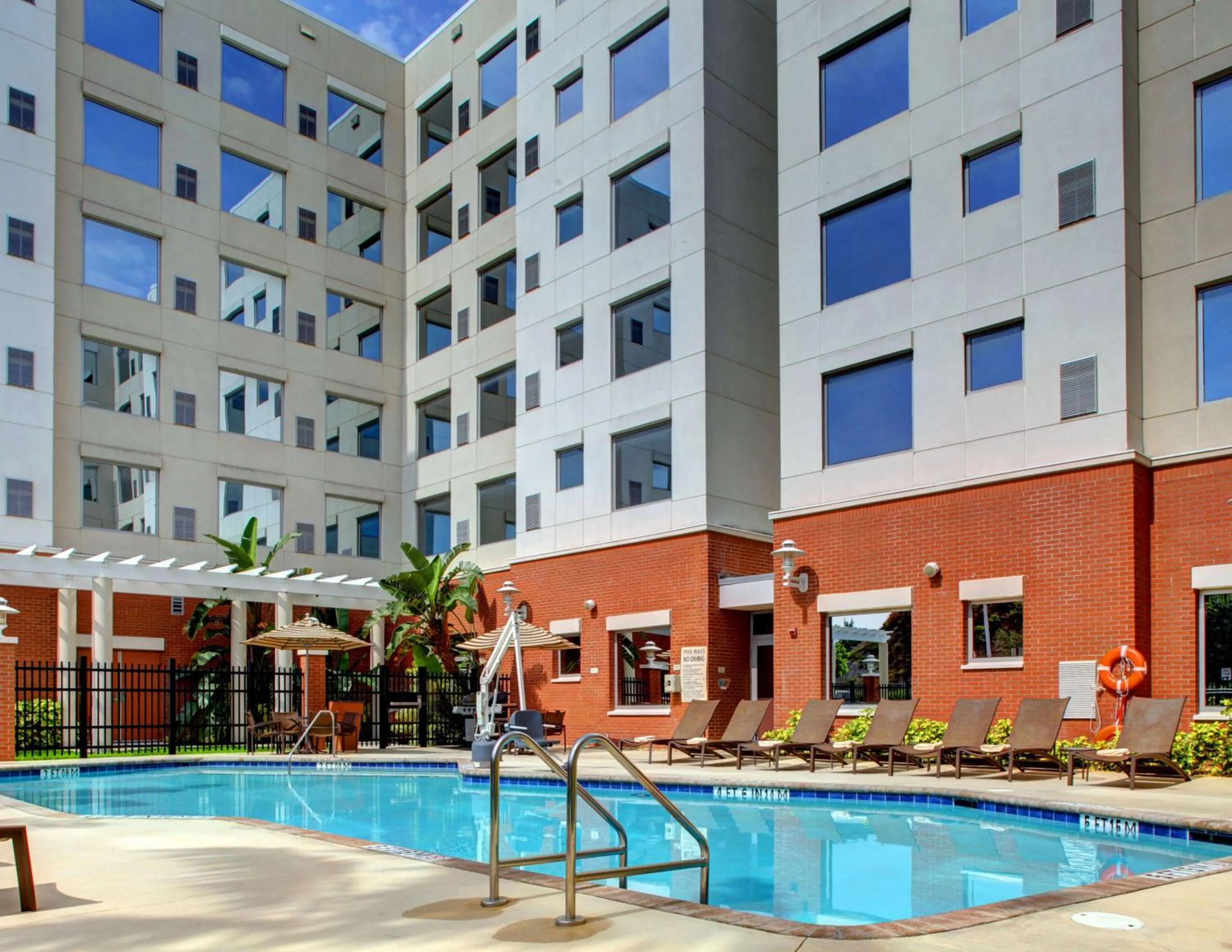 Swimming pool in Hyatt House Fort Lauderdale Airport/Cruise Port