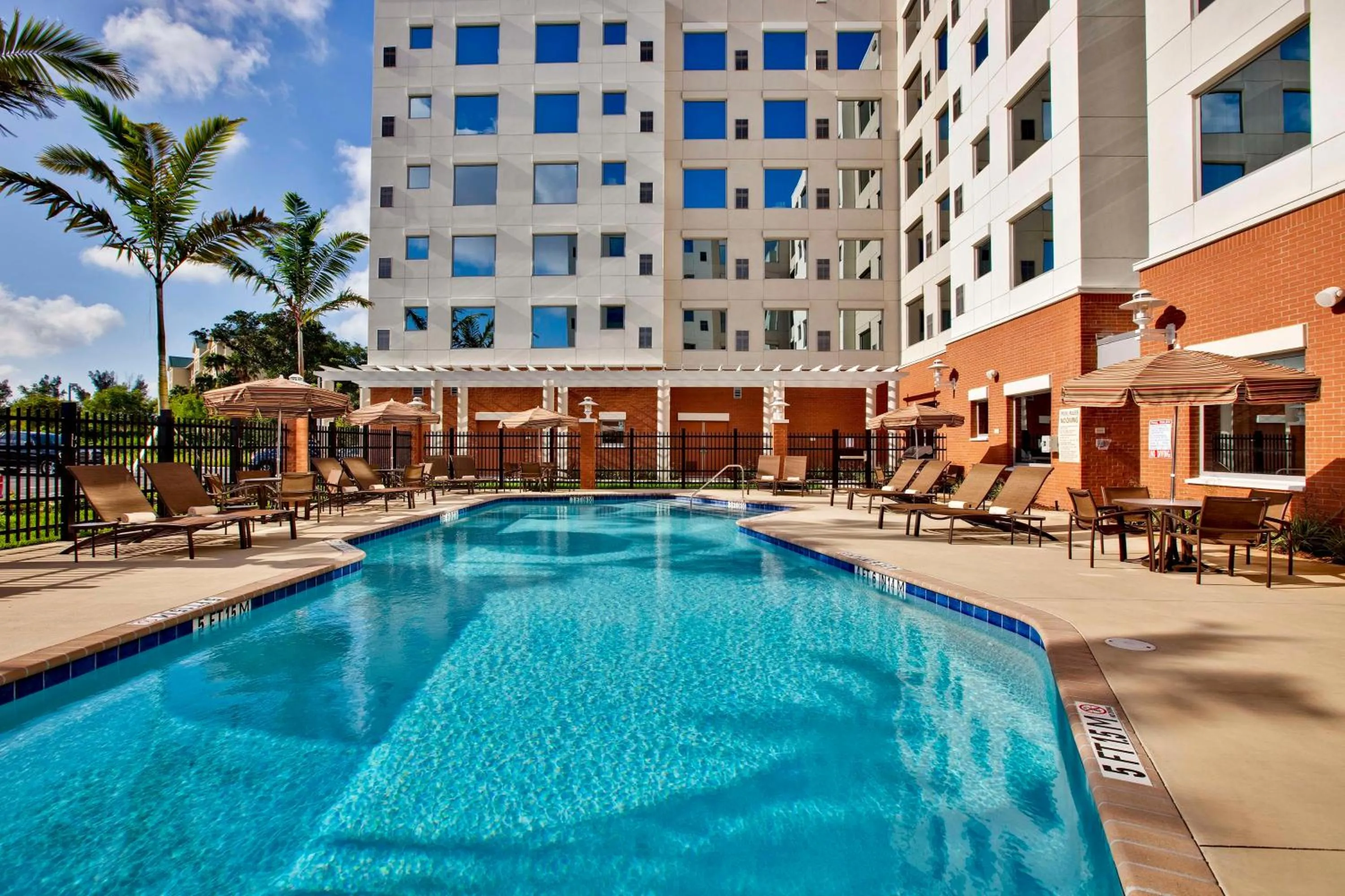 Swimming pool in Hyatt House Fort Lauderdale Airport/Cruise Port