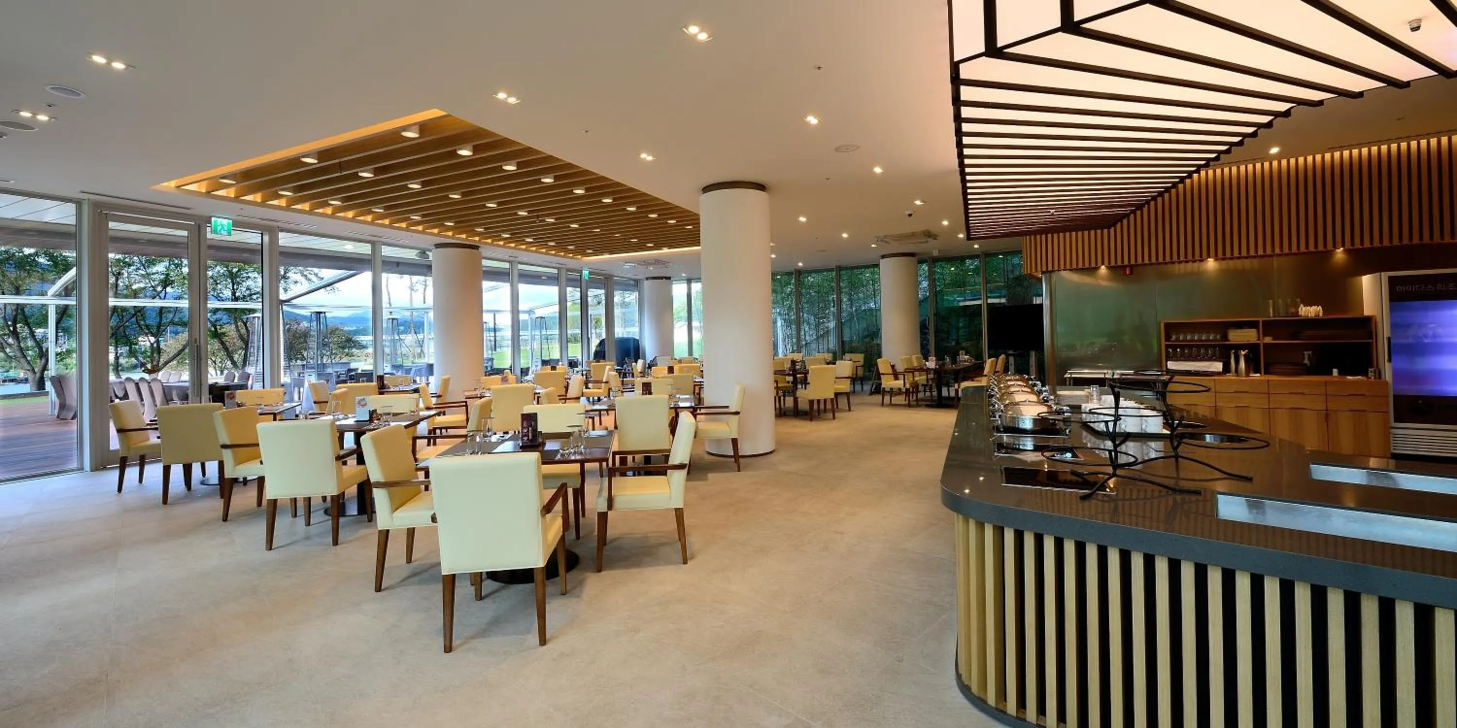 Restaurant/places to eat in Midas Hotel & Resort