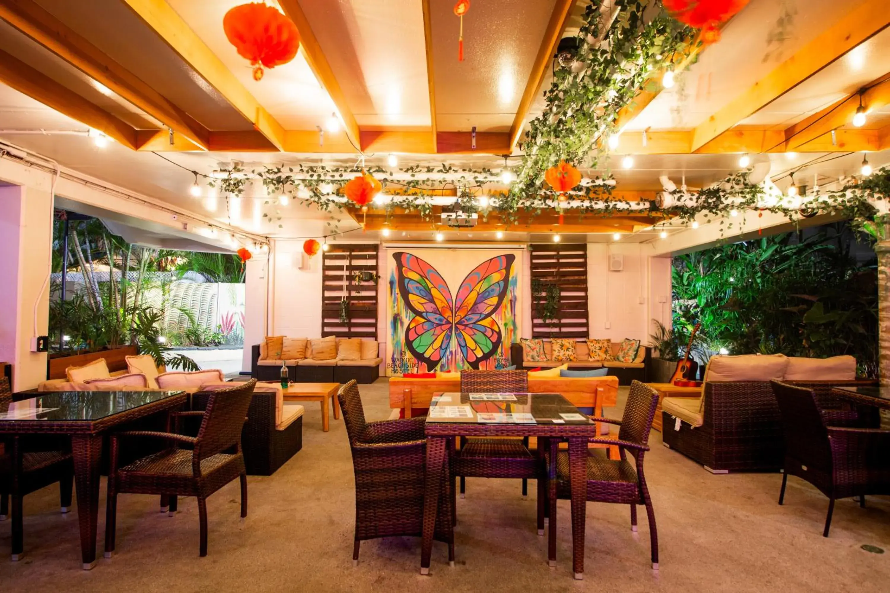 Lounge or bar in Waikiki Beachside Hostel Lounge or bar in Waikiki Beachside Hostel