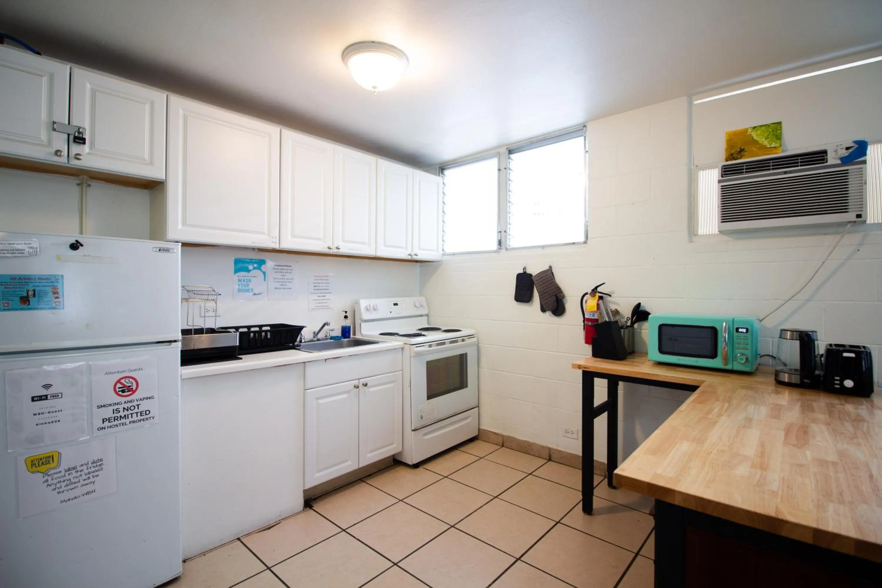 Kitchen or kitchenette in Waikiki Beachside Hostel