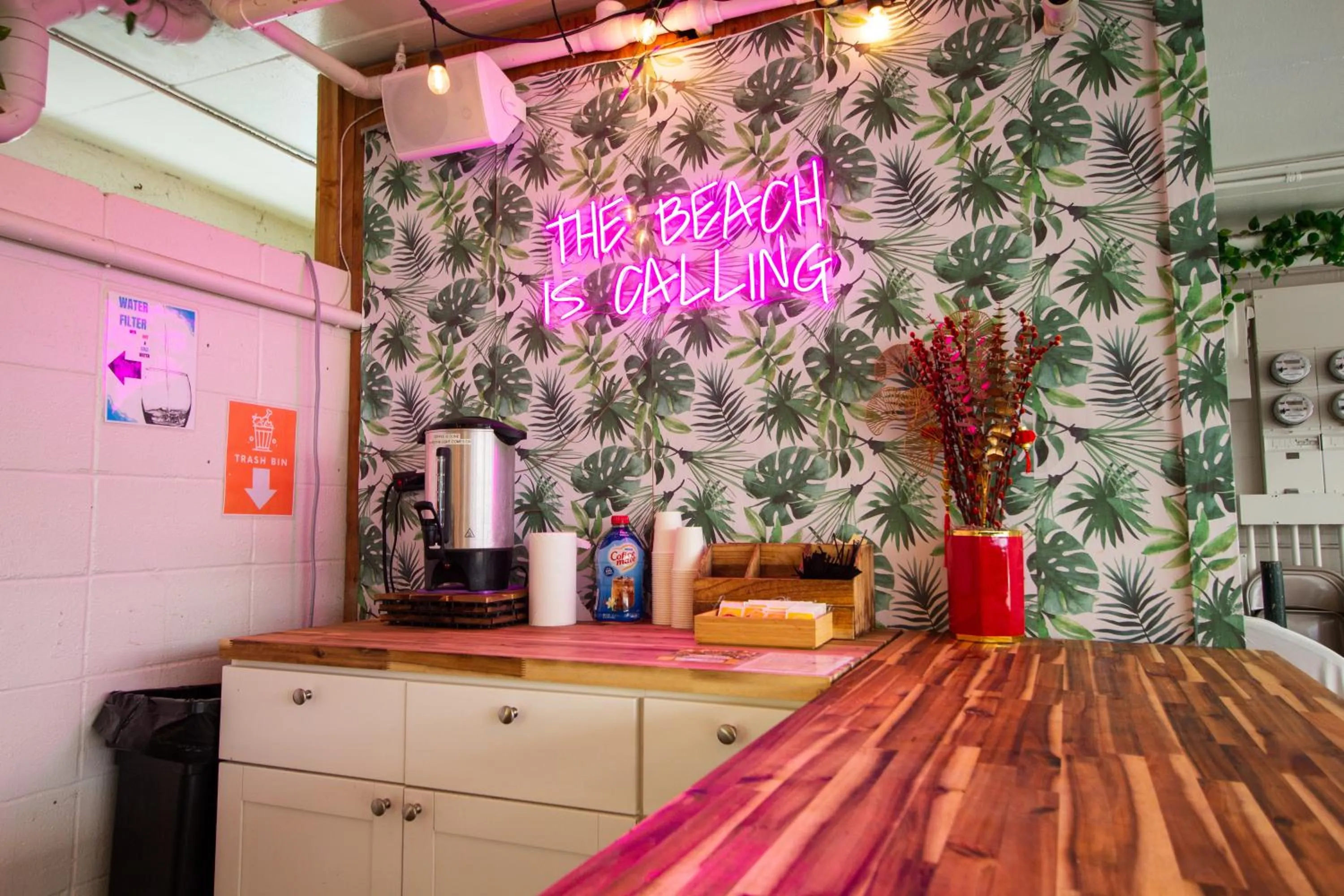 Coffee/tea facilities in Waikiki Beachside Hostel