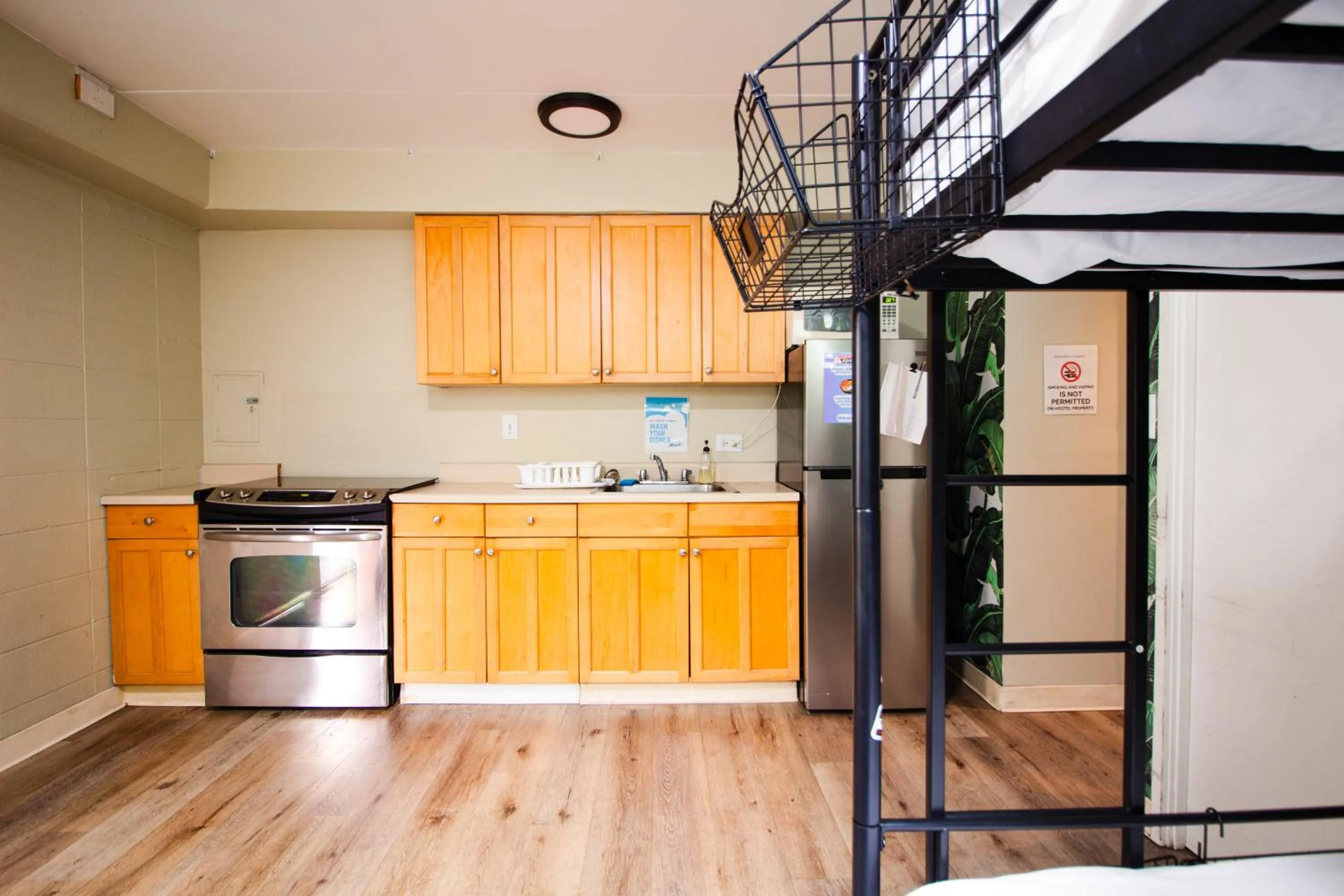 Waikiki Beachside Hostel