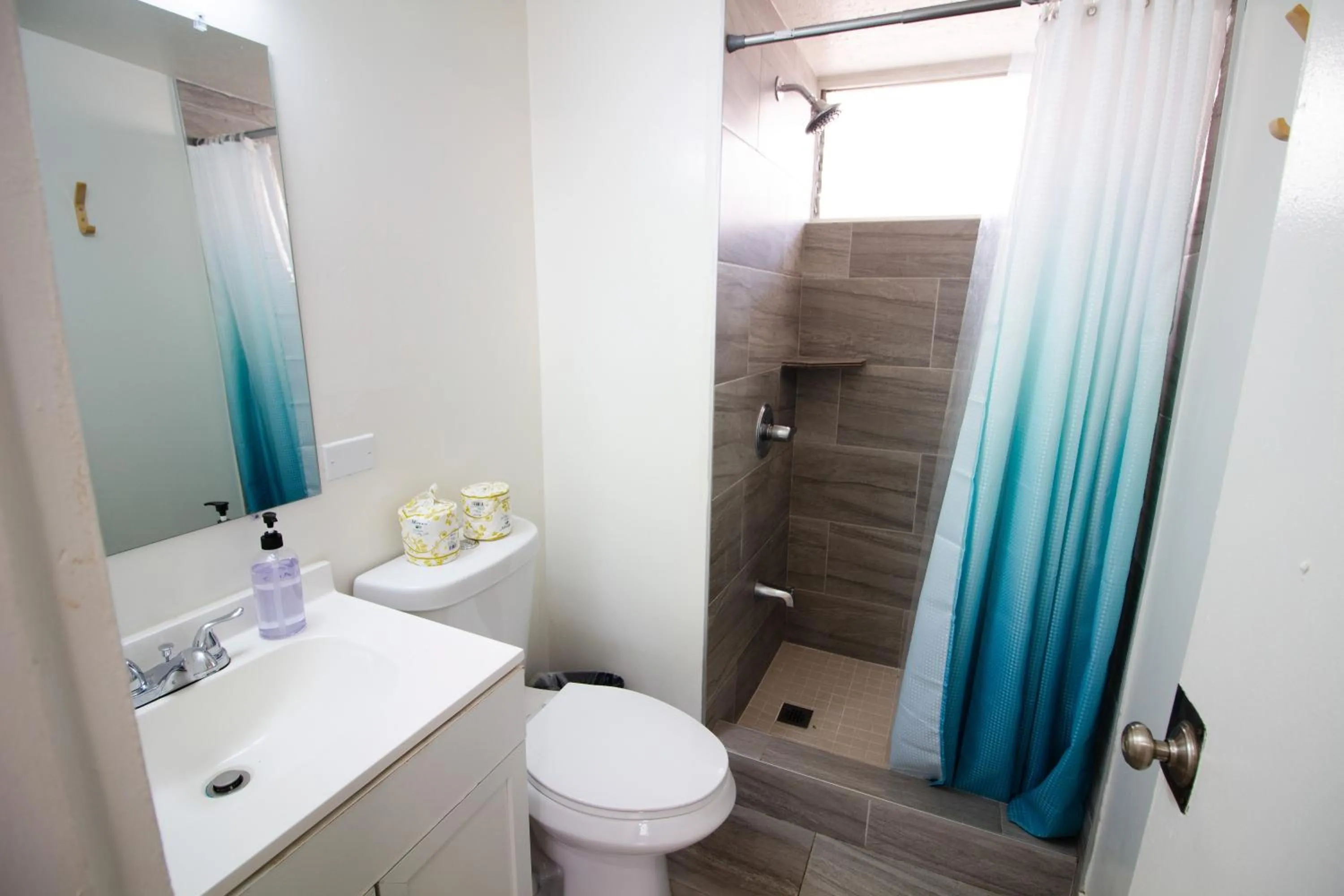 Waikiki Beachside Hostel