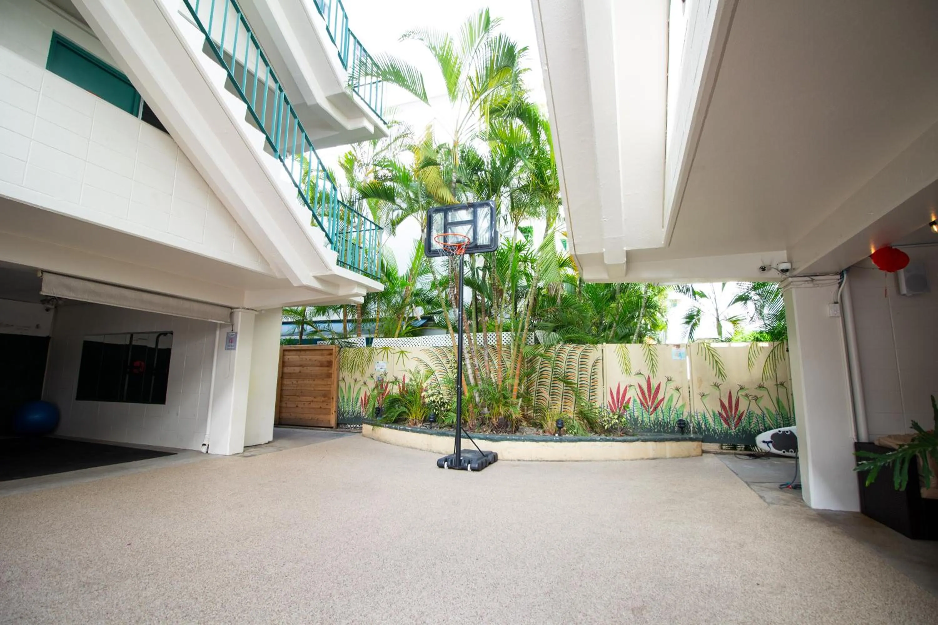 Communal lounge/ TV room in Waikiki Beachside Hostel